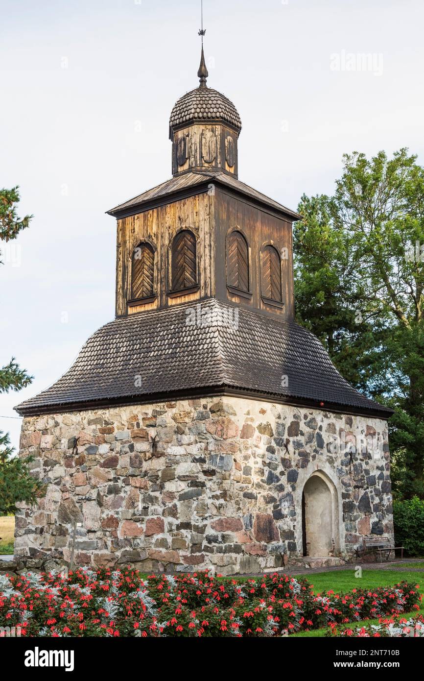 Piccolo fieldstone e cappella in legno con fiori rossi alla chiesa di San Sigfrid, Sipoo, Finlandia. Foto Stock