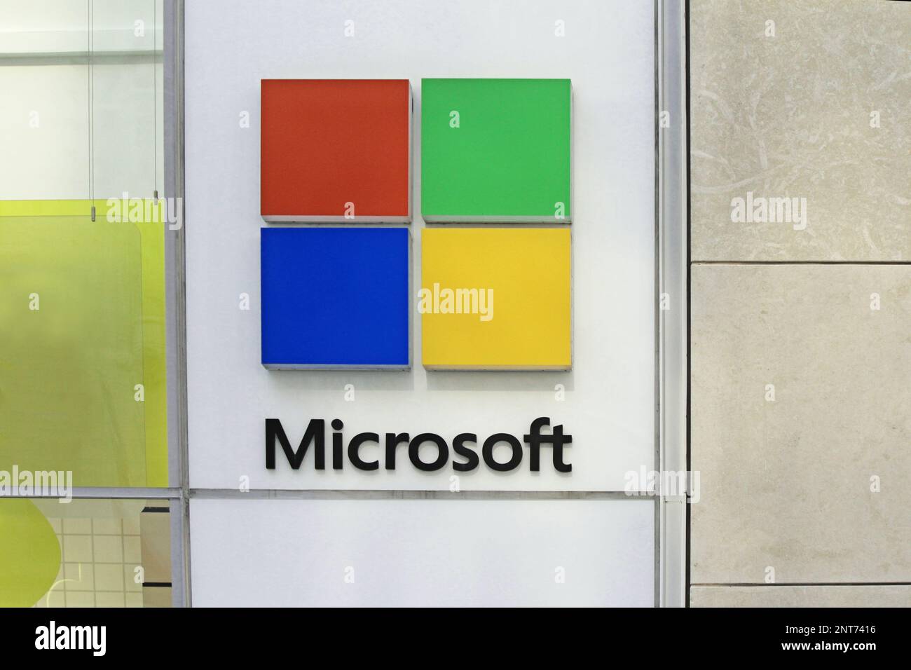 New York, NY - 26 agosto 2021: Vetrina del negozio Microsoft con il logo a Midtown Manhattan Foto Stock