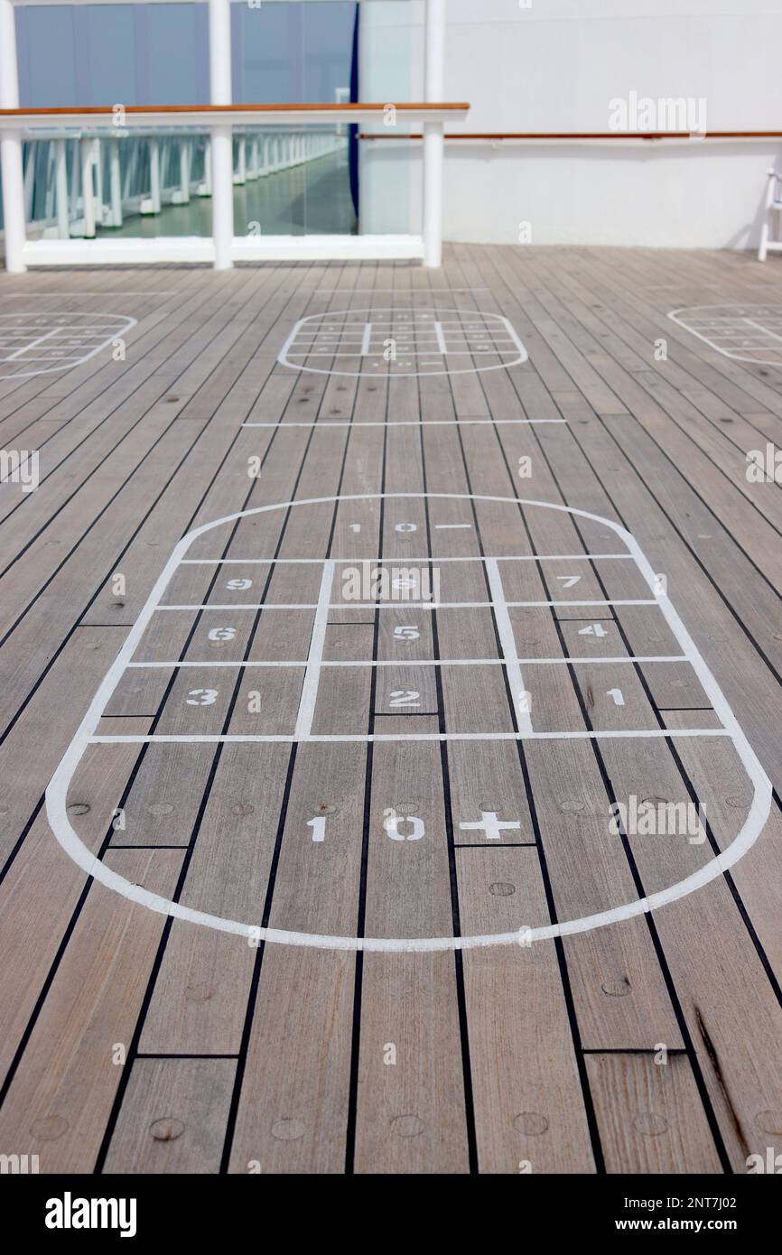 Aree bersaglio per shuffleboard contrassegnate sulla sezione di poppa del ponte del sole (ponte 13) a bordo della nave da crociera P&o Aurora, agosto 2022. Foto Stock
