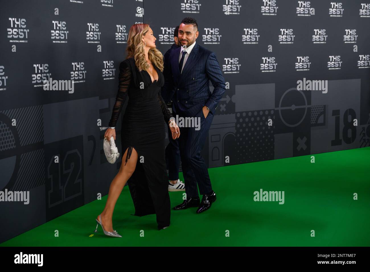 Julien Mattia / le Pictorium - cerimonia dei migliori FIFA AWARDS 2023 alla Salle Pleyel di Parigi - 27/2/2023 - Francia / Ile-de-France (regione) / Parigi - Dimitri Payet e sua moglie arrivano sul tappeto verde alla cerimonia dei migliori FIFA Awards alla Salle Pleyel di Parigi, 27 febbraio 2023 Foto Stock