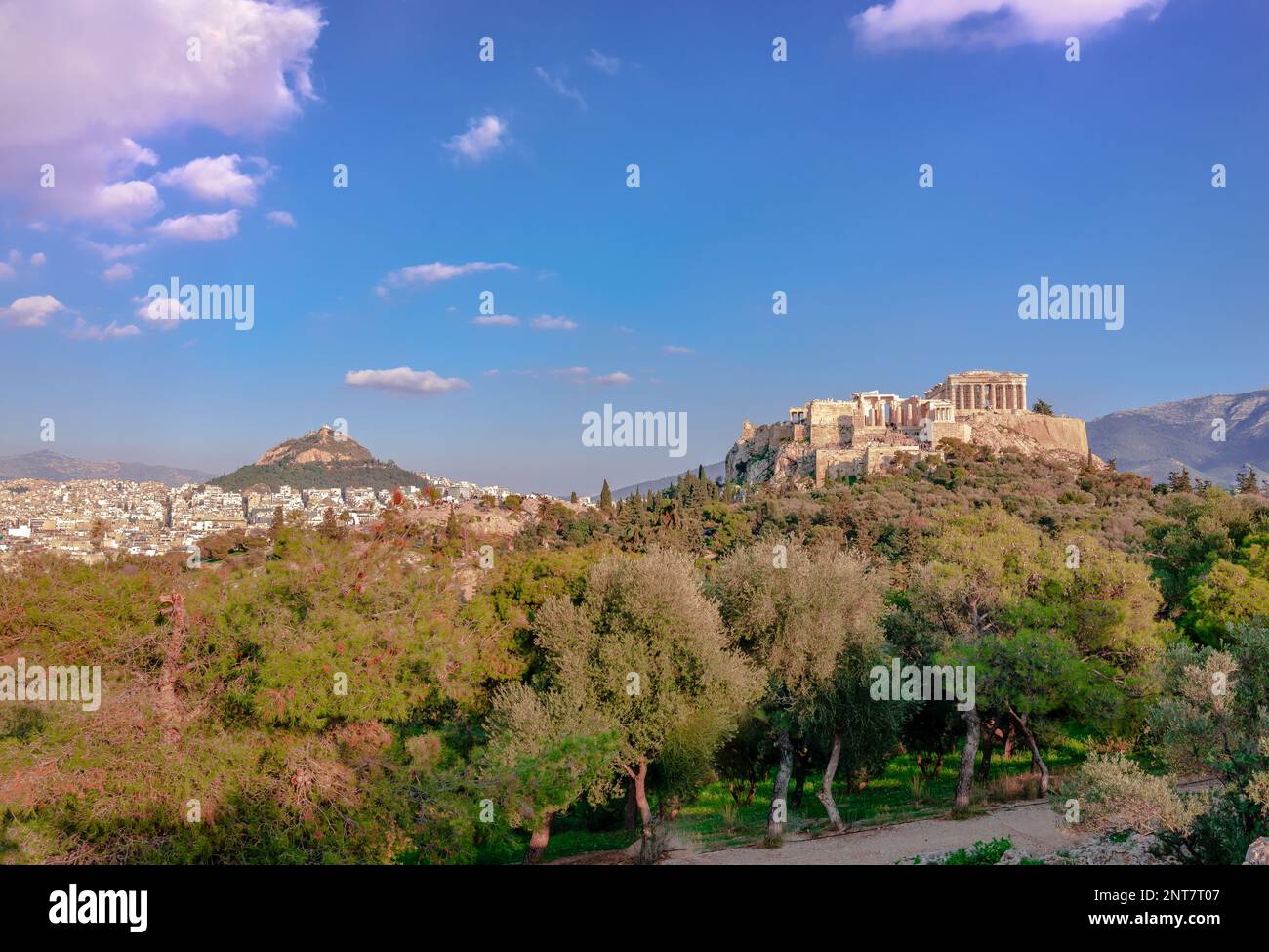 Vista di Atene vista dal Pnyx, la collina storica nella capitale della Grecia. L'Acropoli di Atene e il Monte Licabetto dominano il quadro. Foto Stock