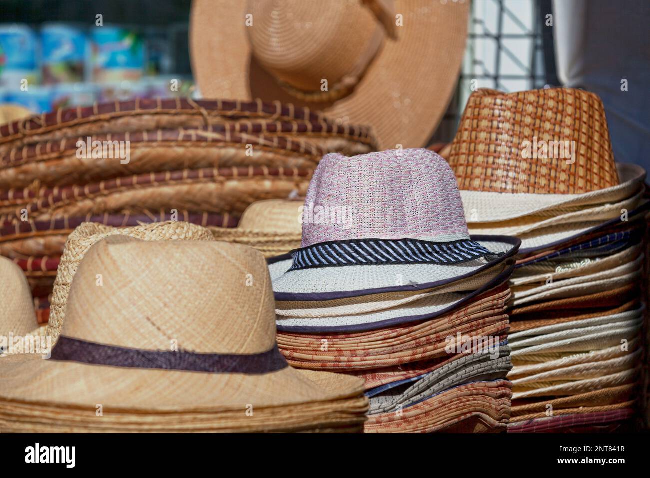 Cappelli di paglia in vendita su uno stallo del mercato a Saint-Denis de la Reunion. Foto Stock