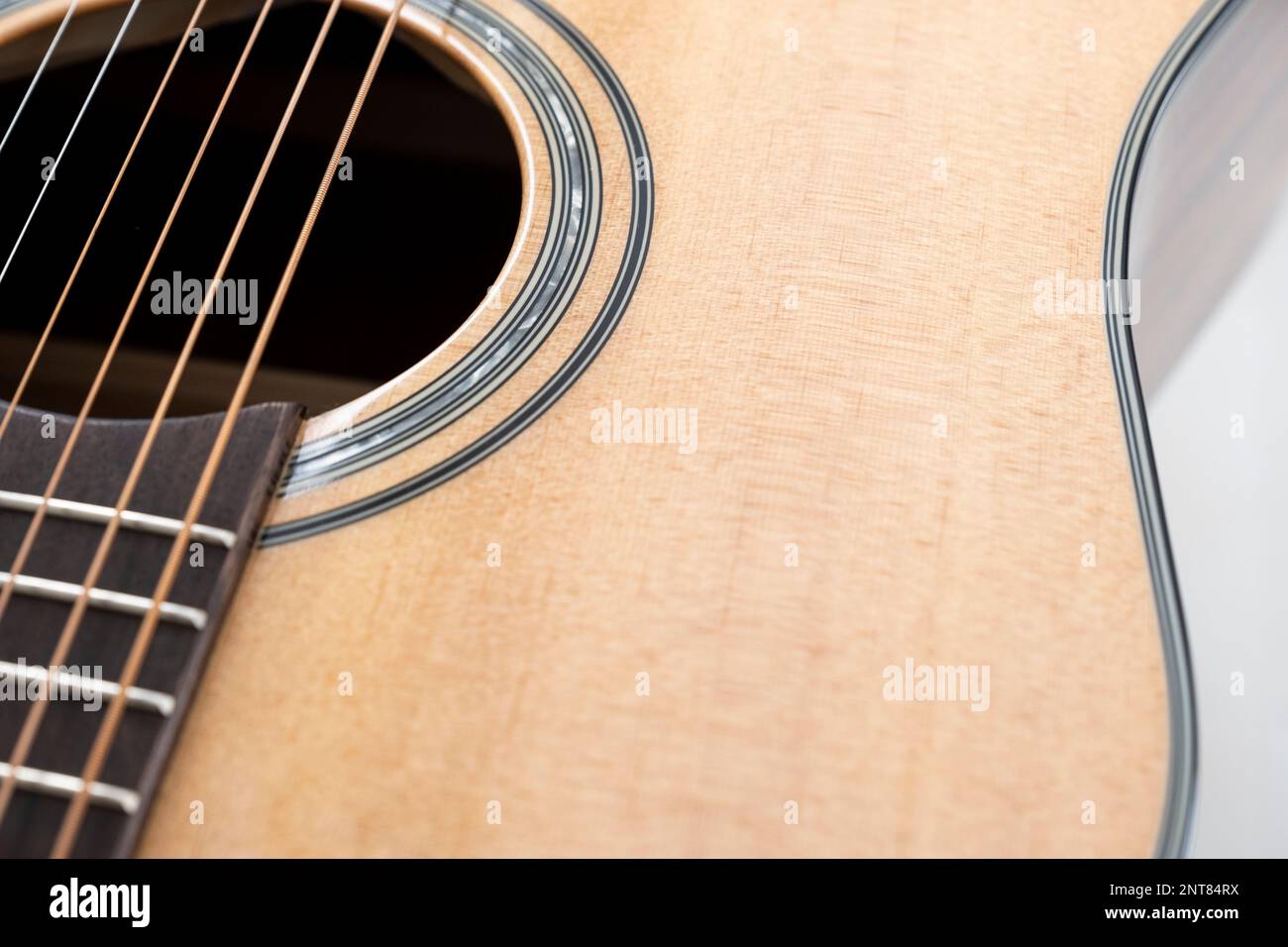 particolare del foro sonoro di una chitarra acustica in legno, legno chiaro, legno di abete rosso, messa a fuoco selettiva, copia spazio orizzontale Foto Stock