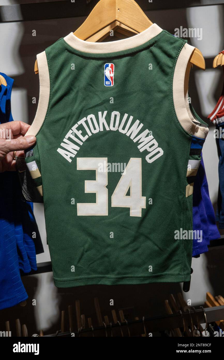 Materiale promozionale con marchio presso l'NBA Flagship Store in 545 Fifth Avenue, New York City, USA 2023 Foto Stock