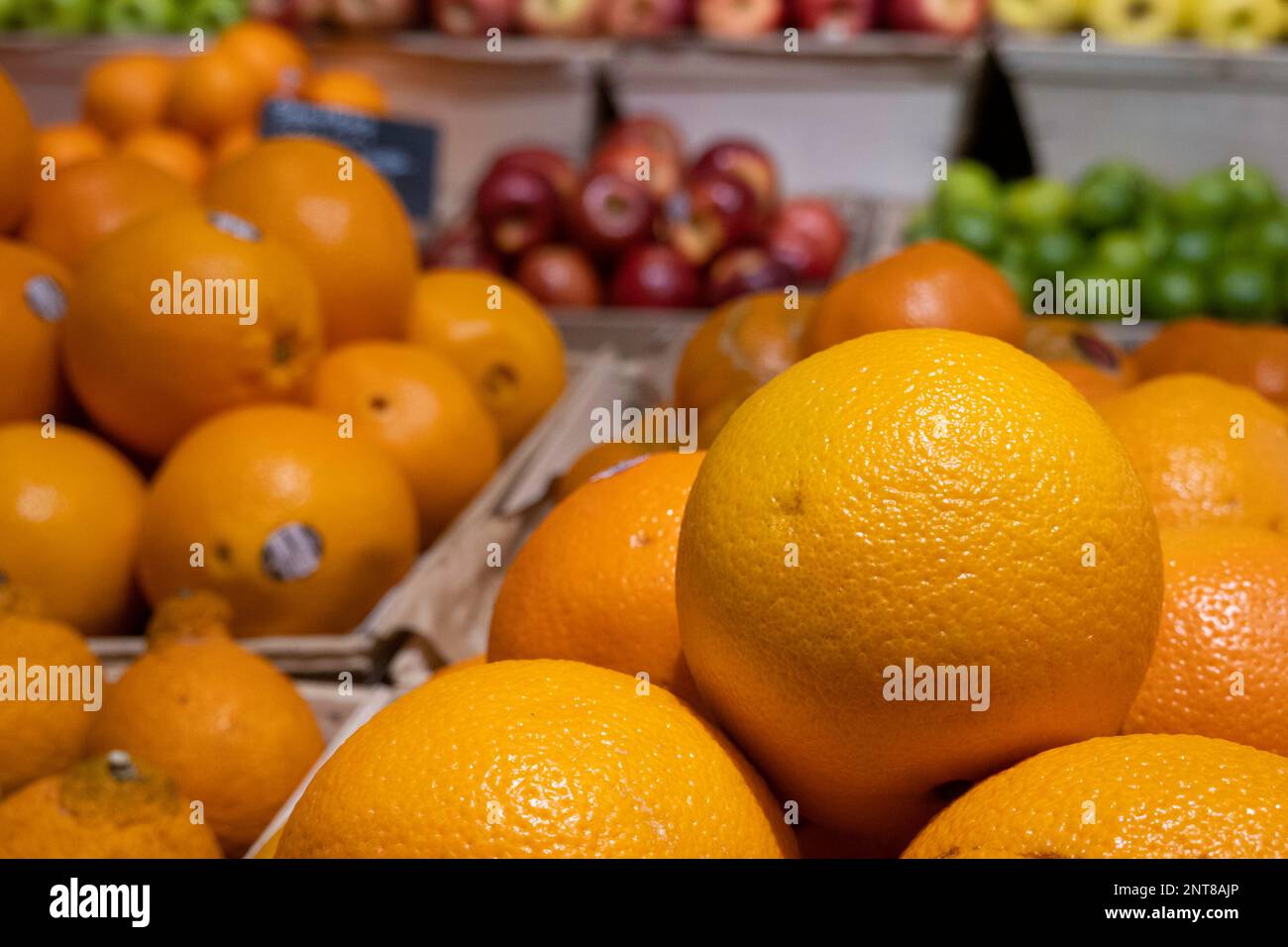 Che arance insieme ad altre frutta e verdura in vendita nel Grand Central terminal Food Hall, New York City, 2023, USA Foto Stock