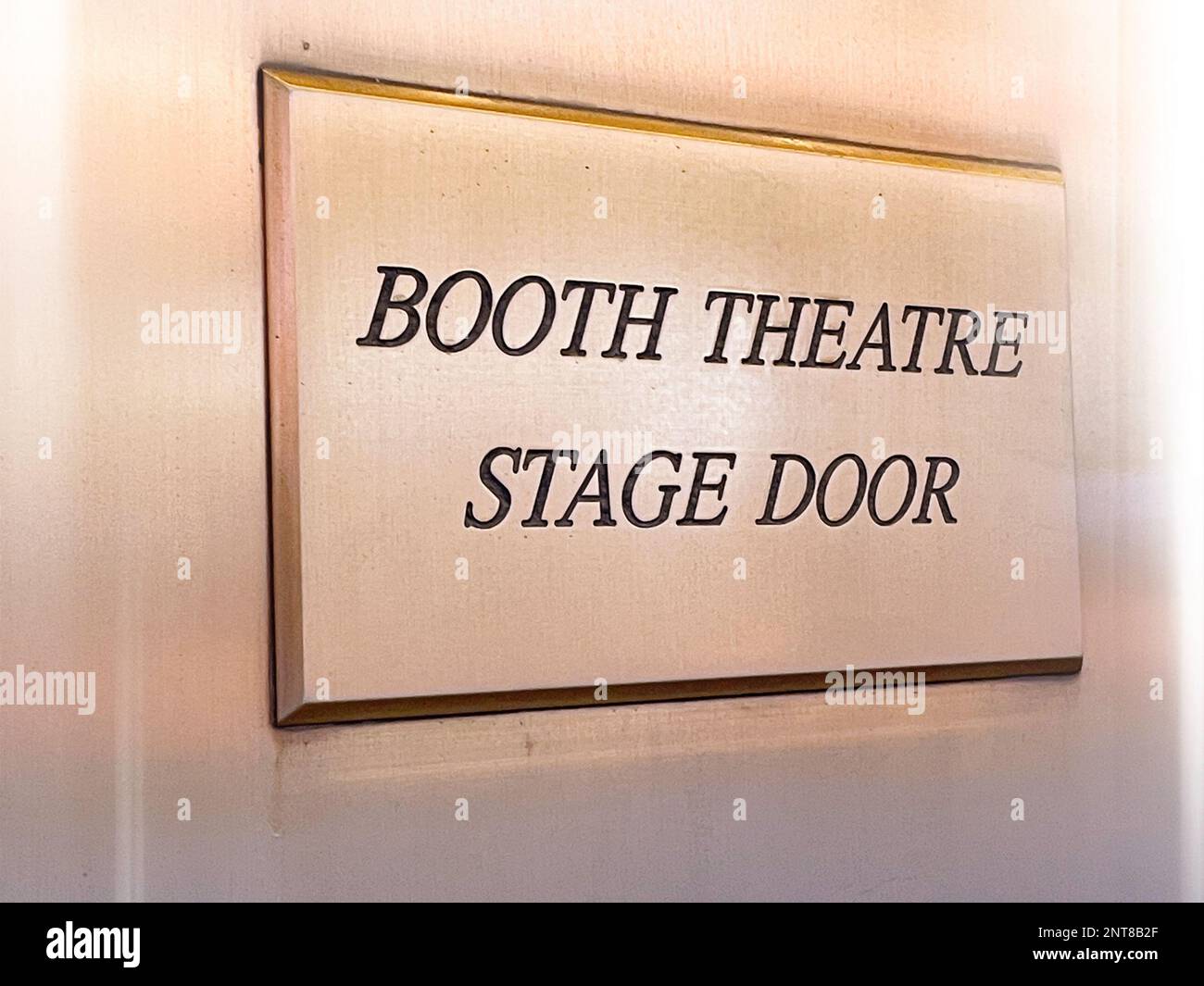L'insegna di ottone sulla porta del palco del Booth Theatre, Times Square, New York City, 2023, Stati Uniti Foto Stock