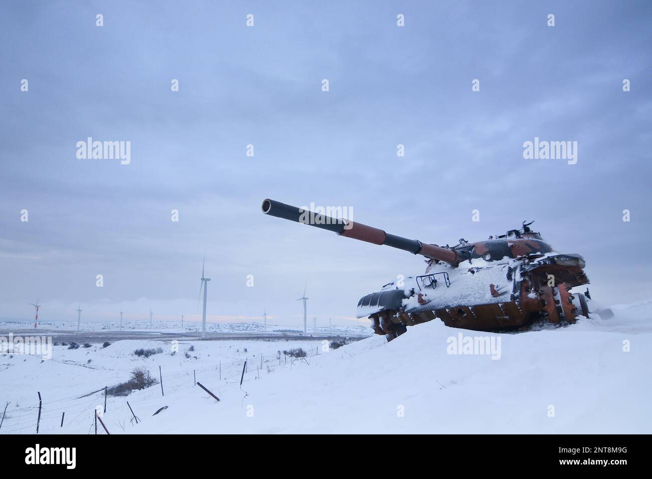 Un siriano abbandonato T54 su uno sfondo innevato Foto Stock