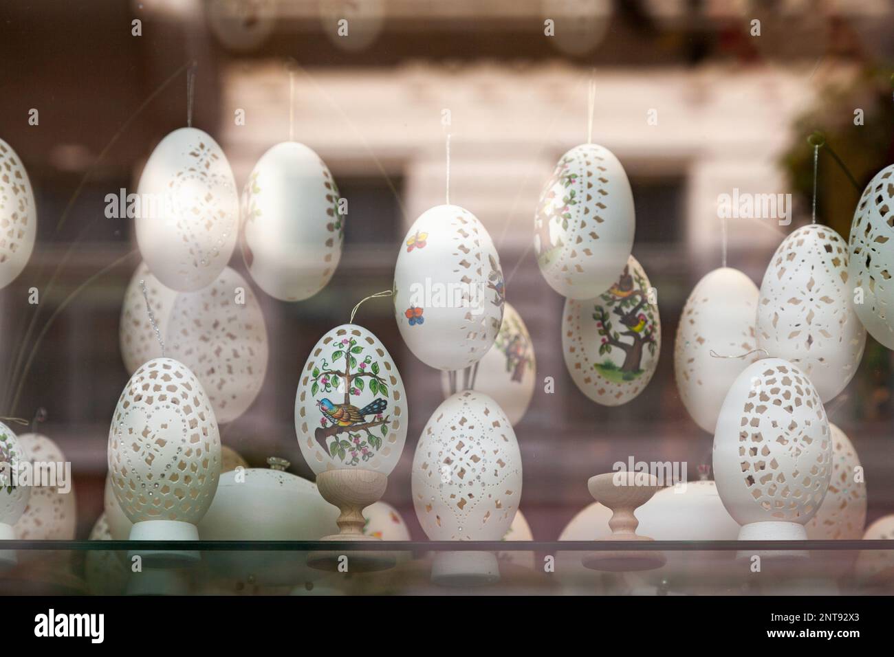 Uova d'oca intagliate in vendita nel negozio di articoli da regalo di Budapest. Foto Stock