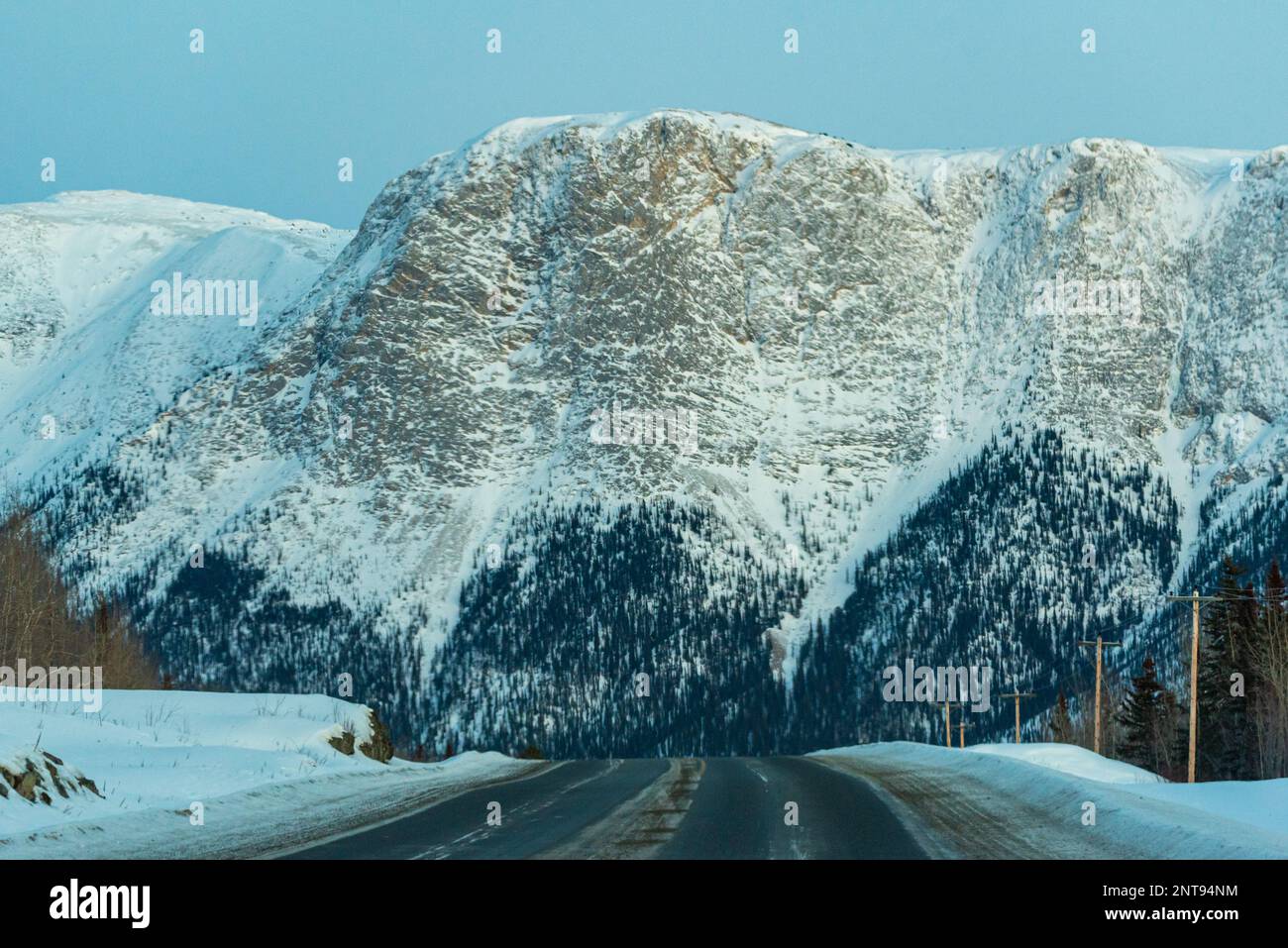 Incredibili vedute invernali delle montagne lungo l'autostrada Alaska nel mese di gennaio con incredibili vedute panoramiche torreggianti. Foto Stock