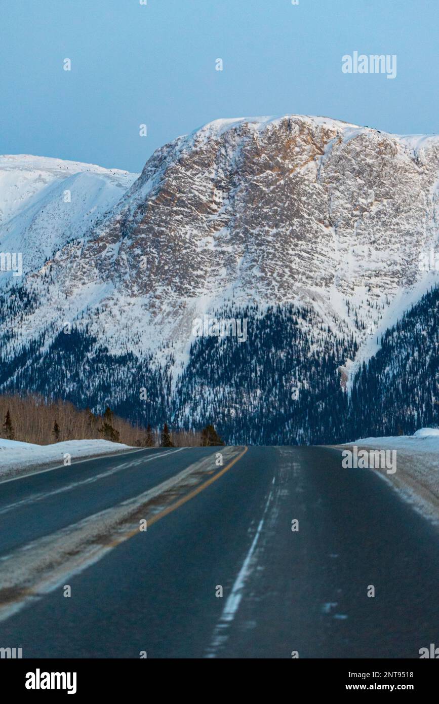 Incredibili vedute invernali delle montagne lungo l'autostrada Alaska nel mese di gennaio con incredibili vedute panoramiche torreggianti. Foto Stock