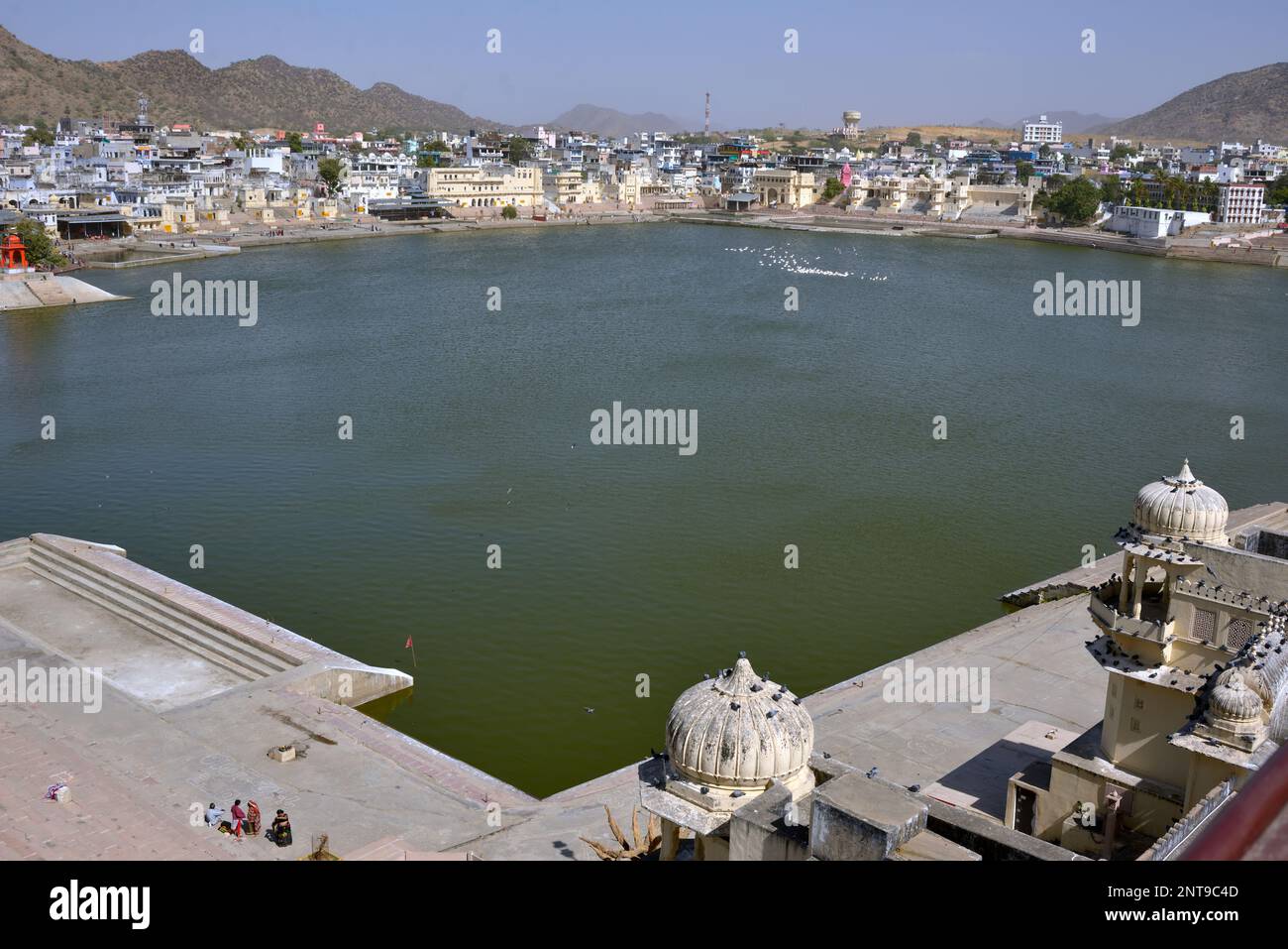 Il lago Pushkar nel Rajasthan, India è un luogo sacro e santo per gli induisti. Foto Stock