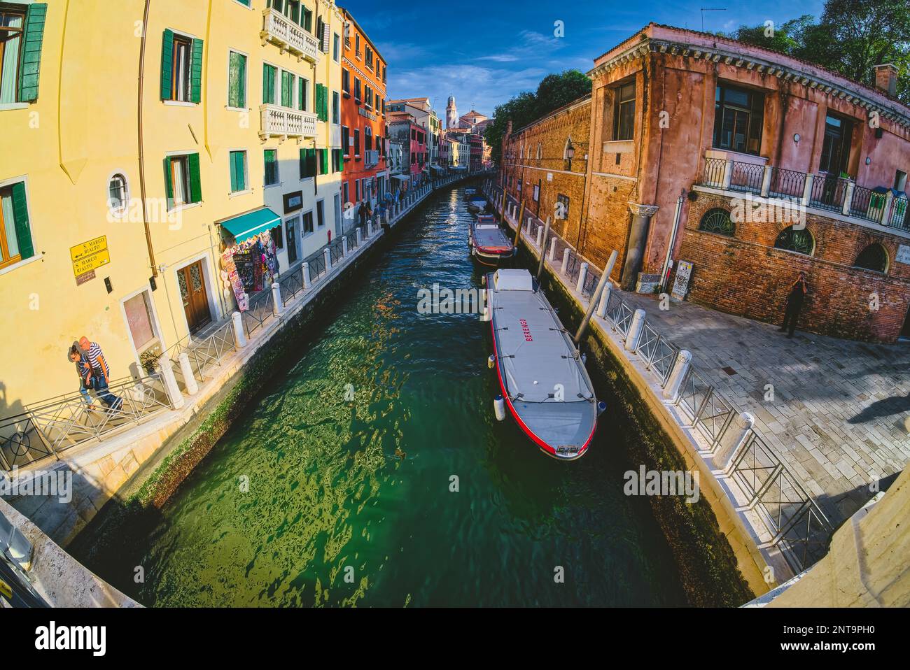 Non ha strade, solo canali – compresa la strada del Canal Grande – fiancheggiata da palazzi rinascimentali e gotici presi @Venezia, Italia Foto Stock