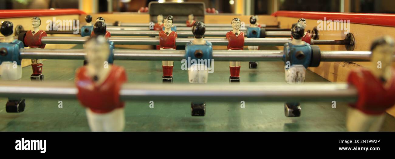 Il calcio da tavolo, comunemente chiamato fuzboll o foosball (come nel tedesco Fußball 'calcio') e talvolta calcio da tavolo, è un gioco da tavolo che è loos Foto Stock