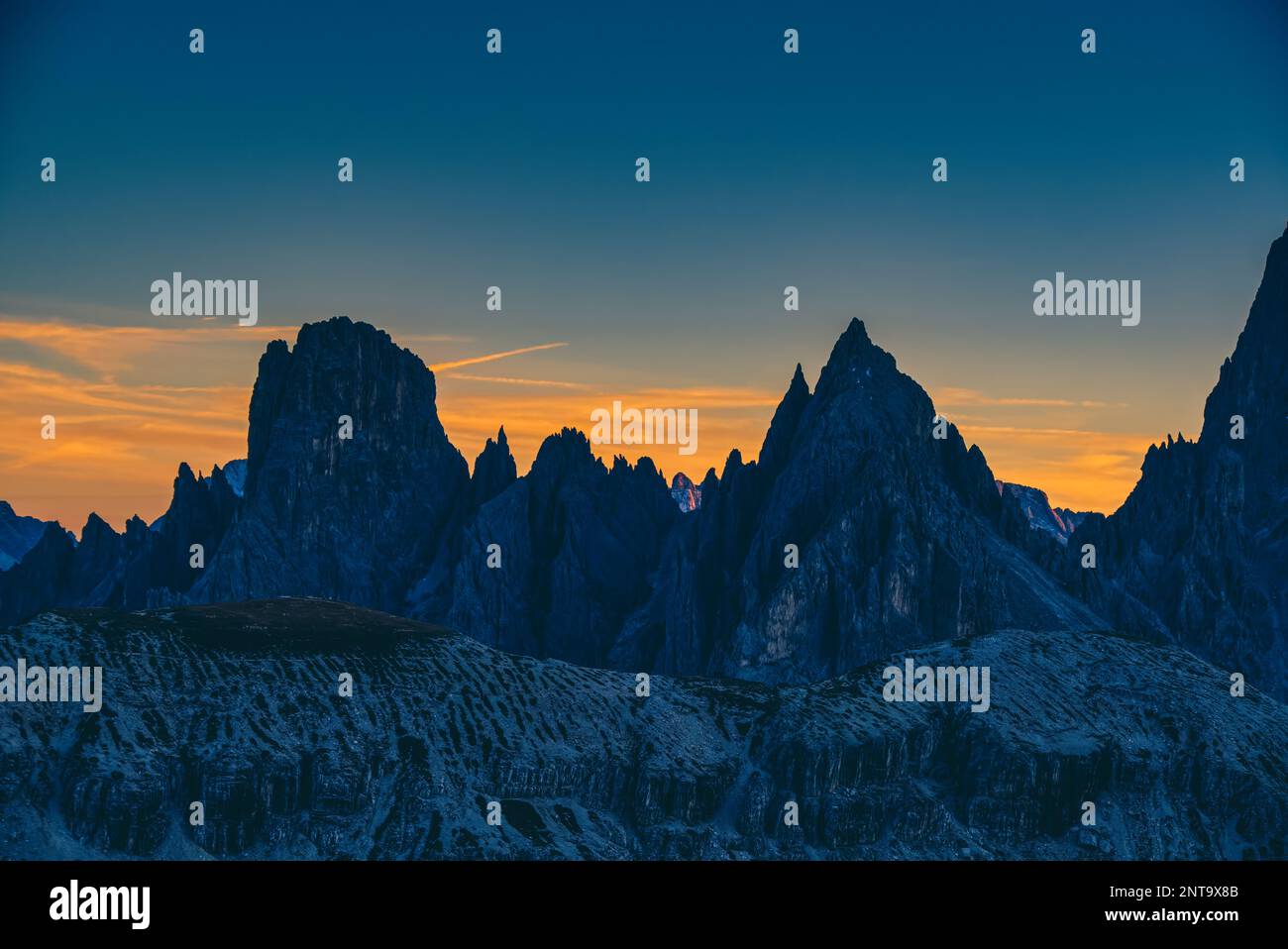 C’è il noto fenomeno chiamato enrosadira: Una parola che descrive – in lingua ladina – il letterale “diventare rosa” di questi picchi all’alba A. Foto Stock