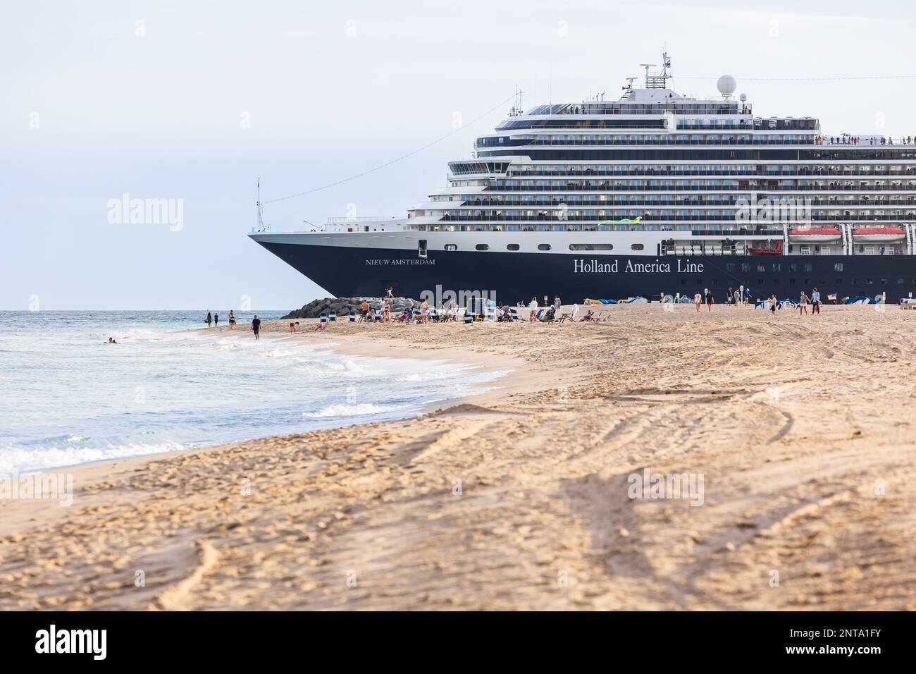 Fort Lauderdale, FL / USA - 23 dicembre 2022: Una nave da crociera della Holland America Line salpa per un viaggio durante le vacanze di Natale. Foto Stock