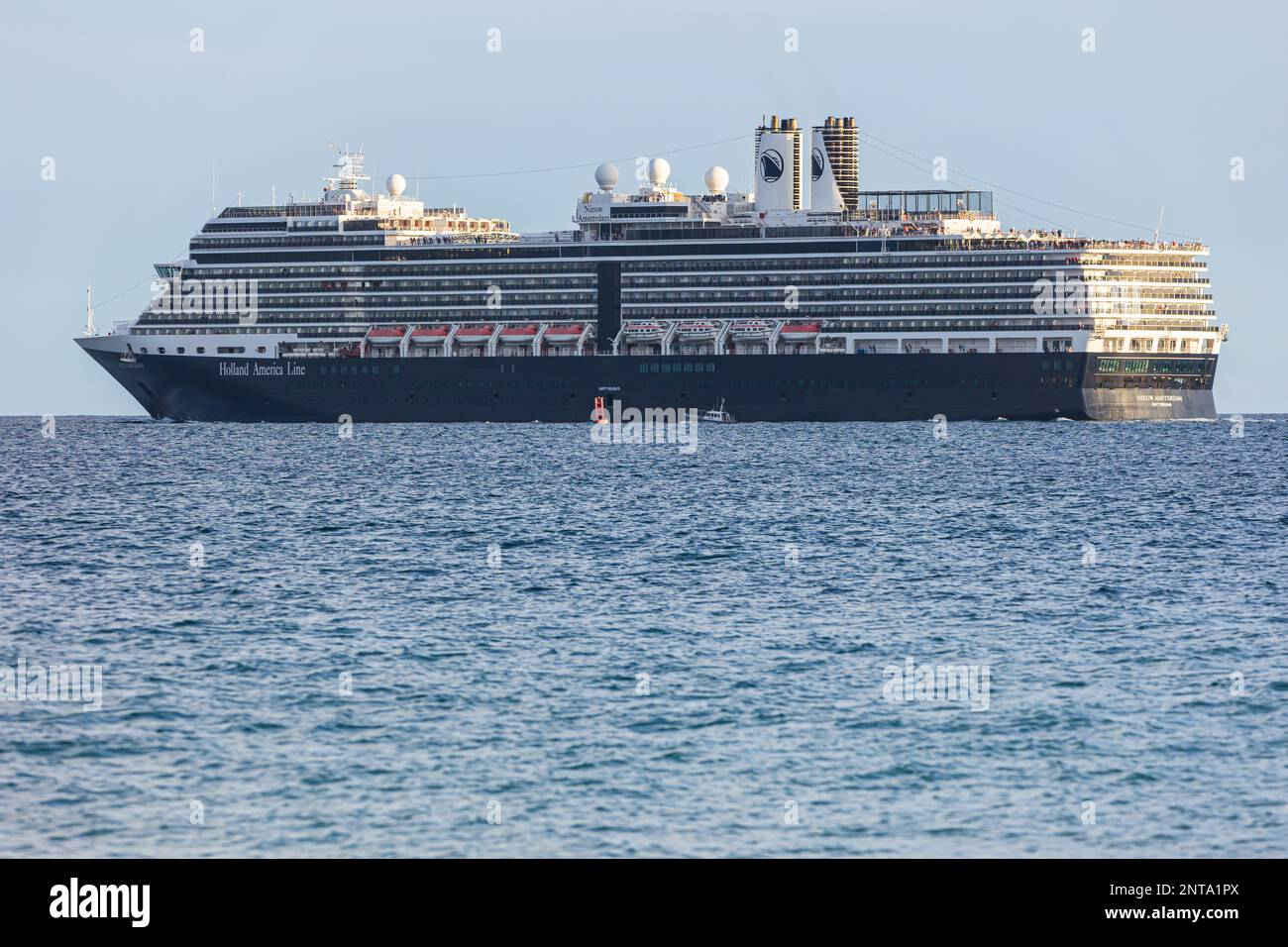 Fort Lauderdale, FL / USA - 23 dicembre 2022: Una nave da crociera della Holland America Line parte per un viaggio durante le vacanze di Natale. Foto Stock