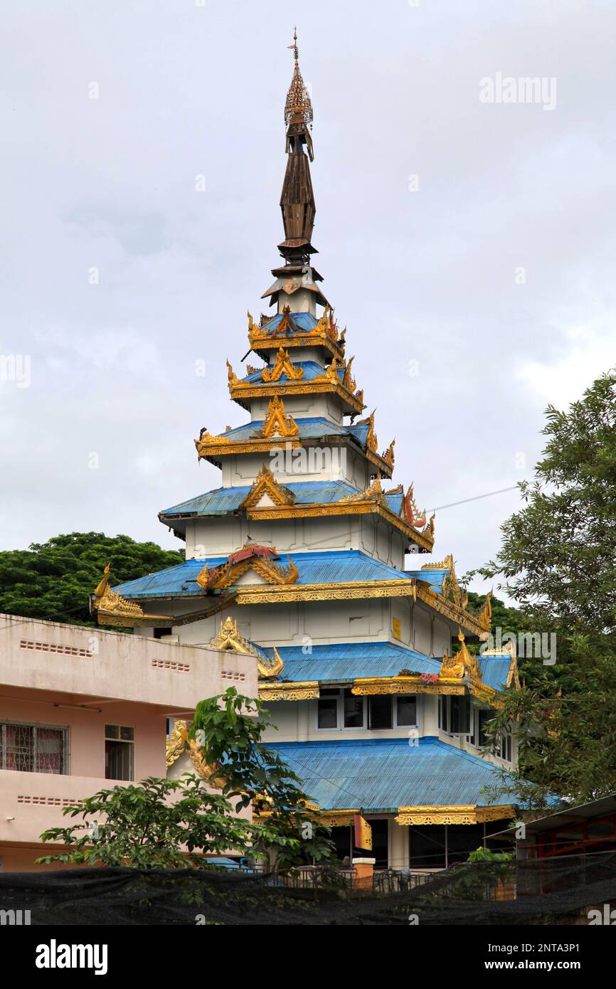 Il Golden Palace è una pagoda situata subito dopo il ponte che collega la Thailandia al Myanmar nella città di Tachileik. Foto Stock