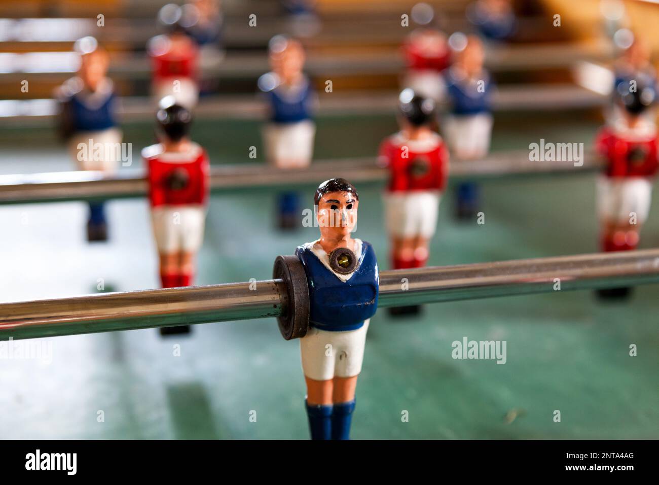 Il calcio da tavolo, comunemente chiamato fuzboll o foosball (come nel tedesco Fußball 'calcio') e talvolta calcio da tavolo, è un gioco da tavolo che è loos Foto Stock