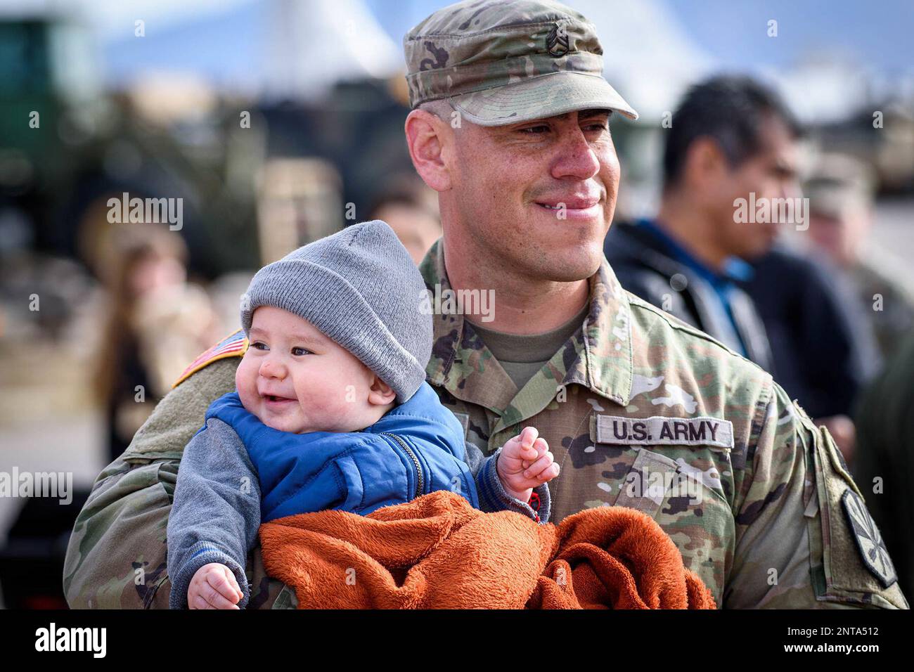 Tucson, Arizona, Stati Uniti. 17th Feb, 2023. Edgar Soto, con la 860th Military Police Company, trascorre del tempo con il figlio di 7 mesi Ezechiel dopo una cerimonia di consegna per la sua unità, il 17 febbraio 2023, all'armeria di Valencia a Tucson, Ariz. Lo staff di Sgt. Edgar e circa altri 65 soldati della 860th MP Company, 850th MP Battaglione, sono previsti per schierare in Kuwait per 9 mesi a sostegno dell'operazione Spartan Shield. Credito: USA Army/ZUMA Press Wire Service/ZUMAPRESS.com/Alamy Notizie dal vivo Foto Stock