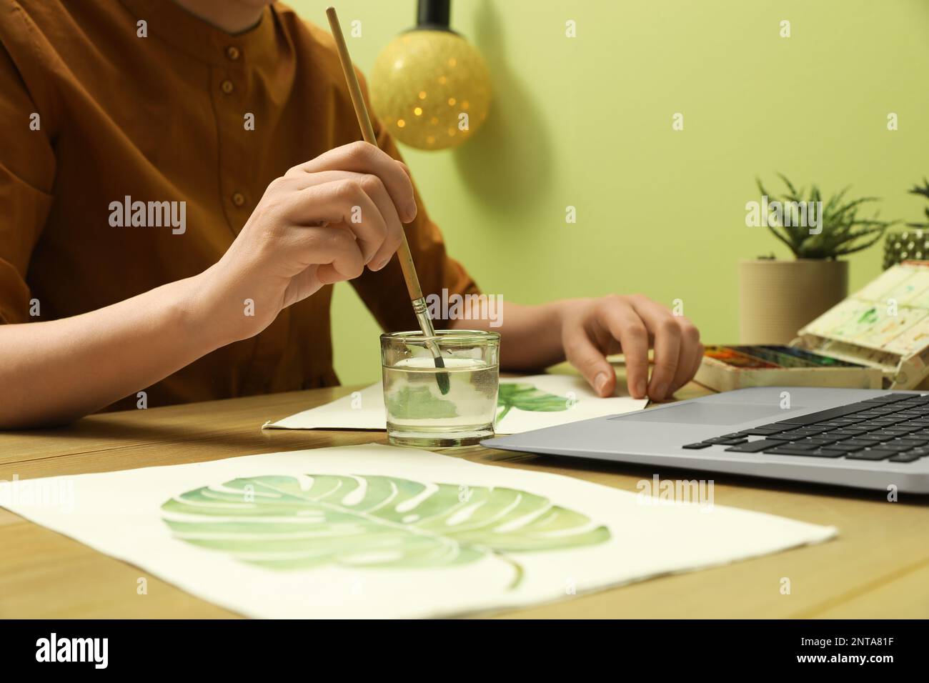 Donna disegno immagine a lezione d'arte online, primo piano. Apprendimento a distanza Foto Stock