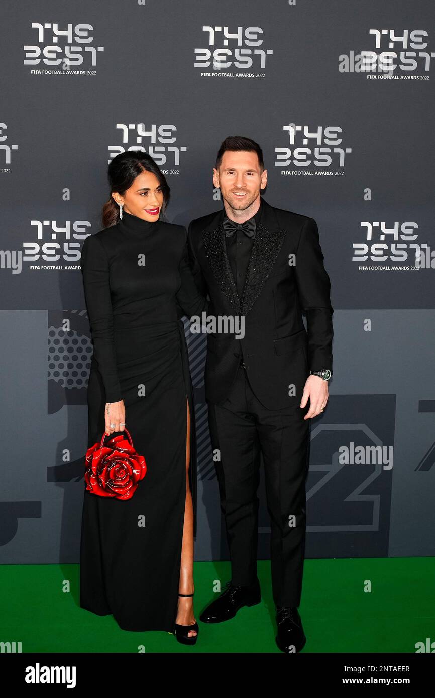 Parigi, Francia. 27th Feb, 2023. Lionel messi (R) argentina e sua moglie Antonela Roccuzzo arrivano alla cerimonia dei migliori FIFA Football Awards 2022 a Parigi, in Francia, il 27 febbraio 2023. Credit: Glenn Gervot/Xinhua/Alamy Live News Foto Stock