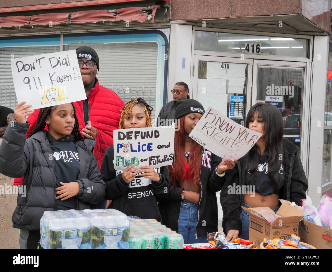 Oak Park, Illinois, USA. 27 febbraio 2023. I manifestanti si rally al corniner di Lake Street e Austin Boulevard per ricordare Trayvon Martin. Foto Stock