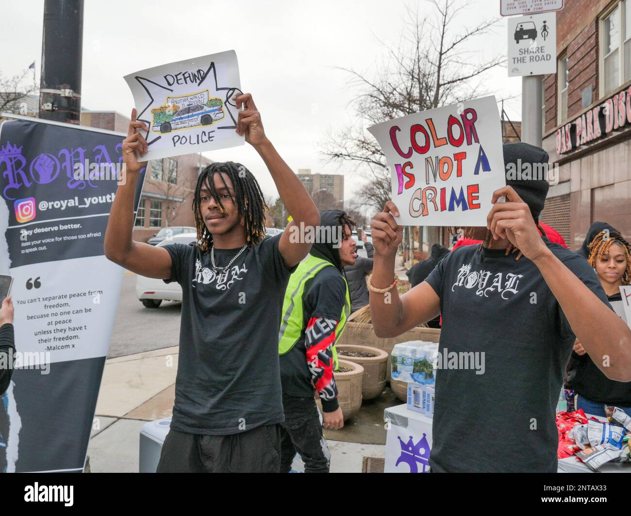 Oak Park, Illinois, USA. 27 febbraio 2023. I manifestanti si rally al corniner di Lake Street e Austin Boulevard per ricordare Trayvon Martin. Foto Stock