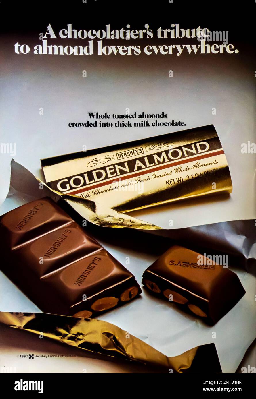 L'annuncio di Hershey in una rivista NatGeo, novembre 1983. Hershey's Golden Almond Chocolate pubblicità Foto Stock