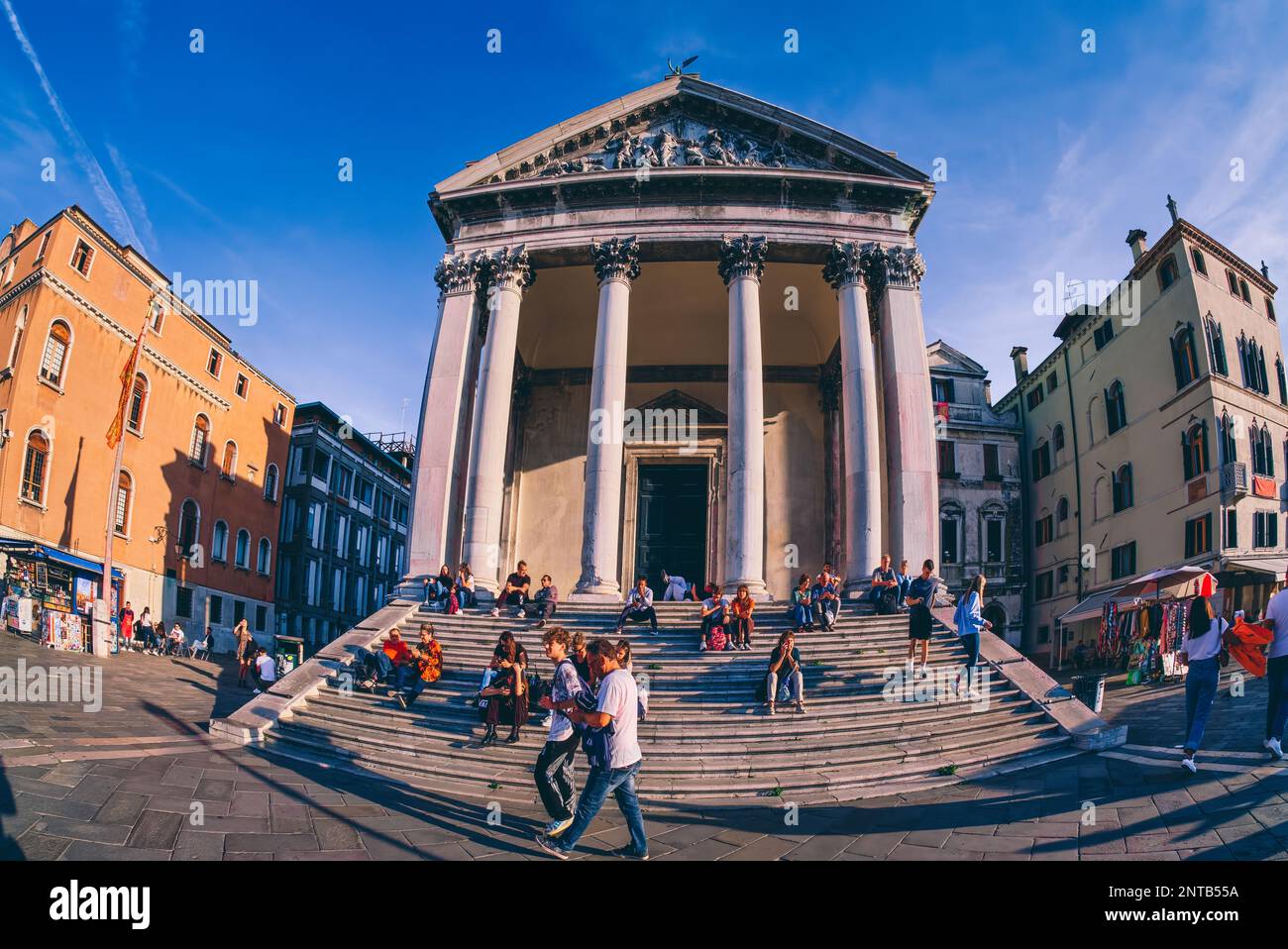La chiesa dei Santi Simeone e Giuda, meglio conosciuta come San Simeone piccolo, è forse uno dei monumenti più conosciuti della città di Venezia: Si erge, in Foto Stock