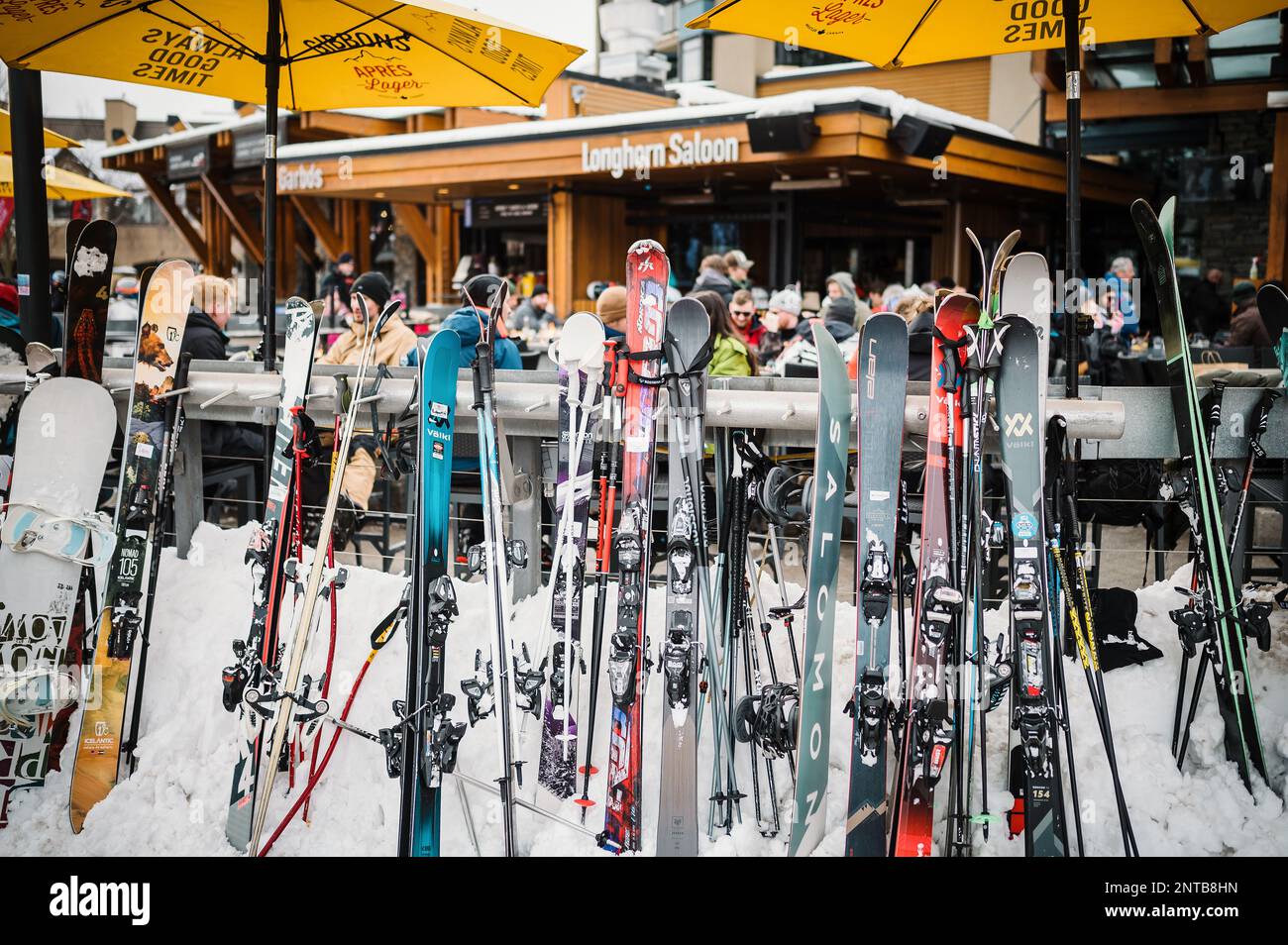Dopo una giornata di sci al famoso Whistler bar The Longhorn Saloon, i turisti potranno sorseggiare un drink dopo aver sciato. Whistler Village in un pomeriggio invernale innevato Foto Stock
