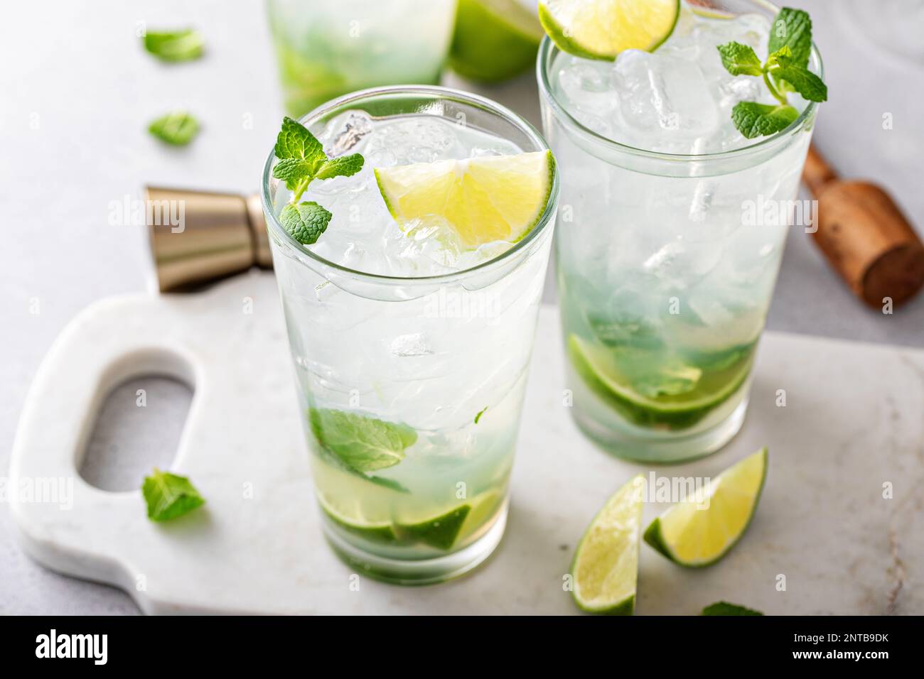 Cocktail mojito classico in bicchieri alti con lime e menta fresca Foto Stock