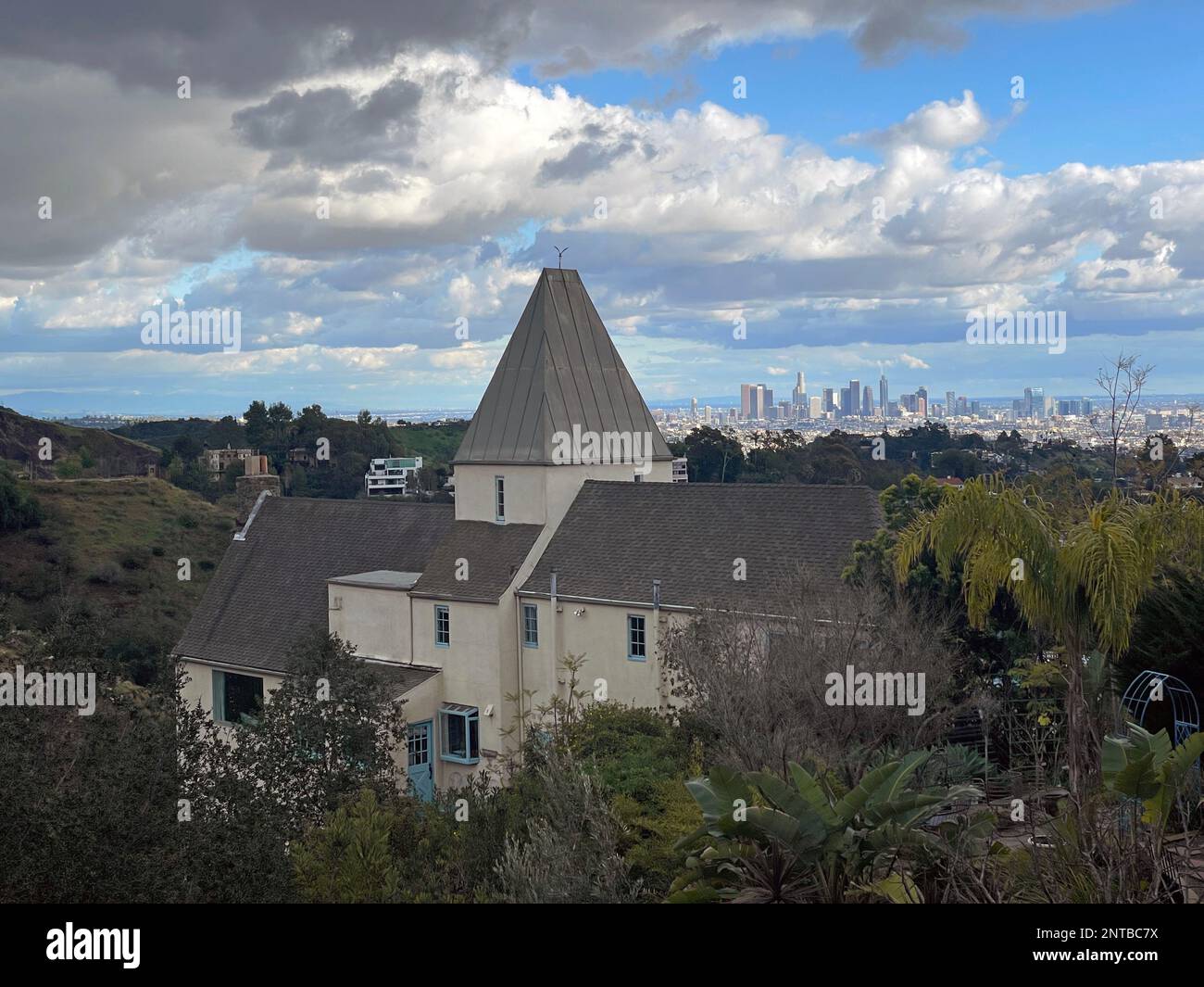 Casa nelle colline di Hollywood con lo skyline del centro di Los Angeles sullo sfondo. Foto Stock