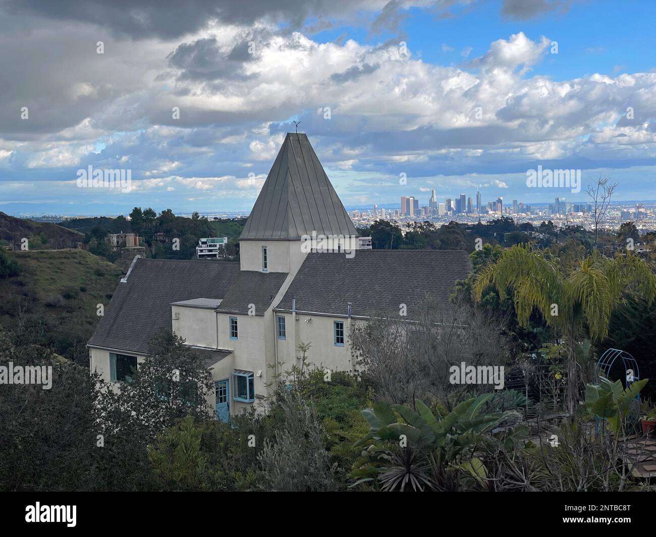 Casa nelle colline di Hollywood con lo skyline del centro di Los Angeles sullo sfondo. Foto Stock