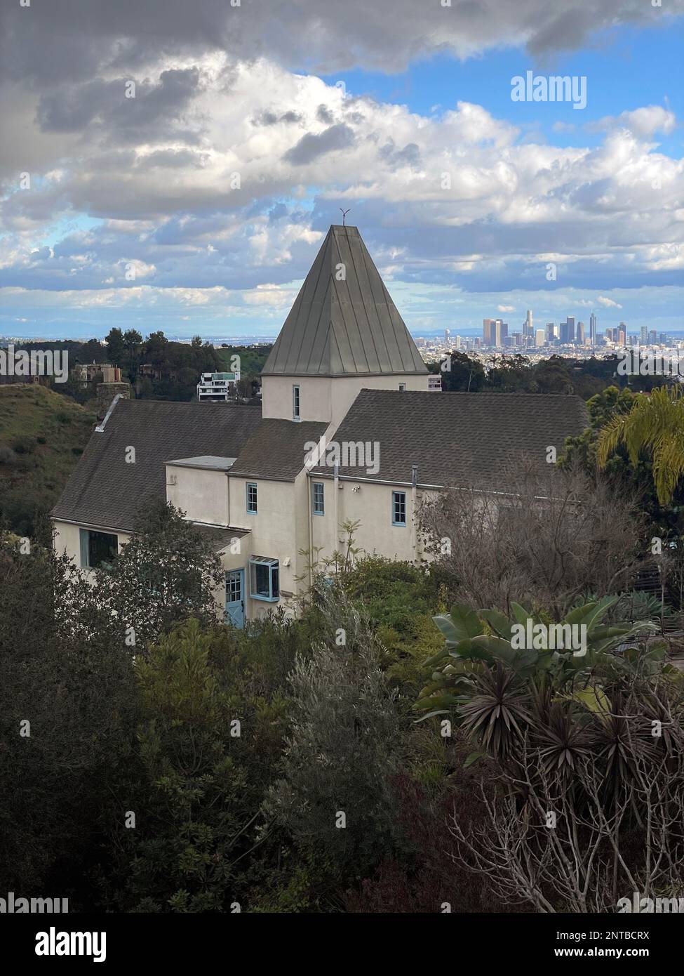 Casa nelle colline di Hollywood con lo skyline del centro di Los Angeles sullo sfondo. Foto Stock