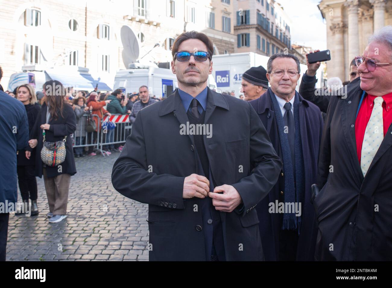 Roma, Italia. 27th Feb, 2023. Piersilvio Berlusconi dopo i funerali di Maurizio Costanzo, di fronte all'ingresso della Chiesa degli Artisti di Roma (Credit Image: © Matteo Nardone/Pacific Press via ZUMA Press Wire) SOLO PER USO EDITORIALE! Non per USO commerciale! Foto Stock