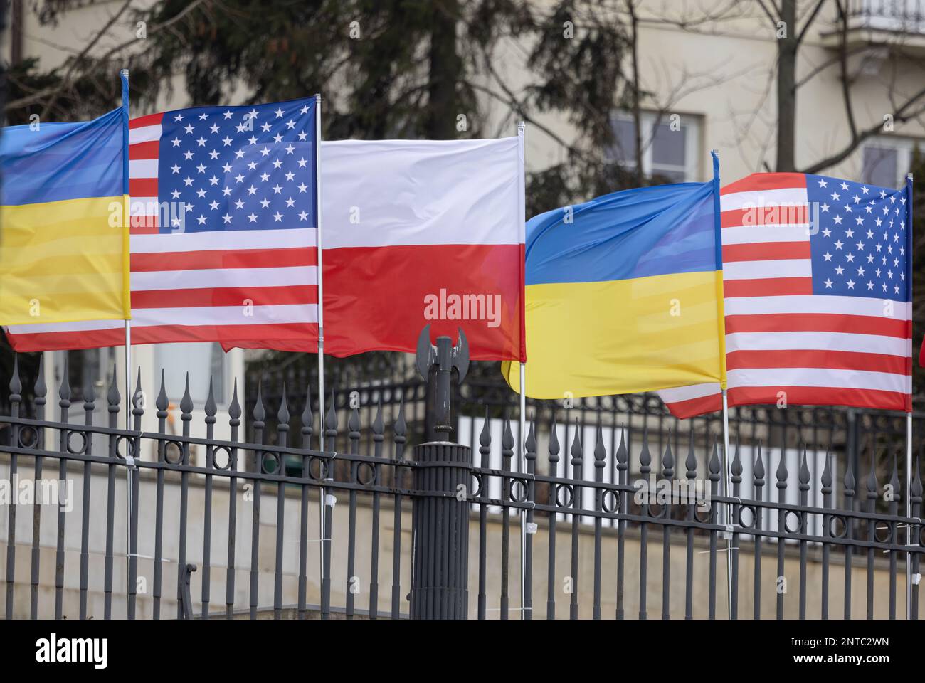 VARSAVIA, POLONIA – 21 febbraio 2023: Le bandiere ucraine, americane e polacche vengono viste prima di un discorso del presidente Joe Biden al Castello reale di Varsavia. Foto Stock
