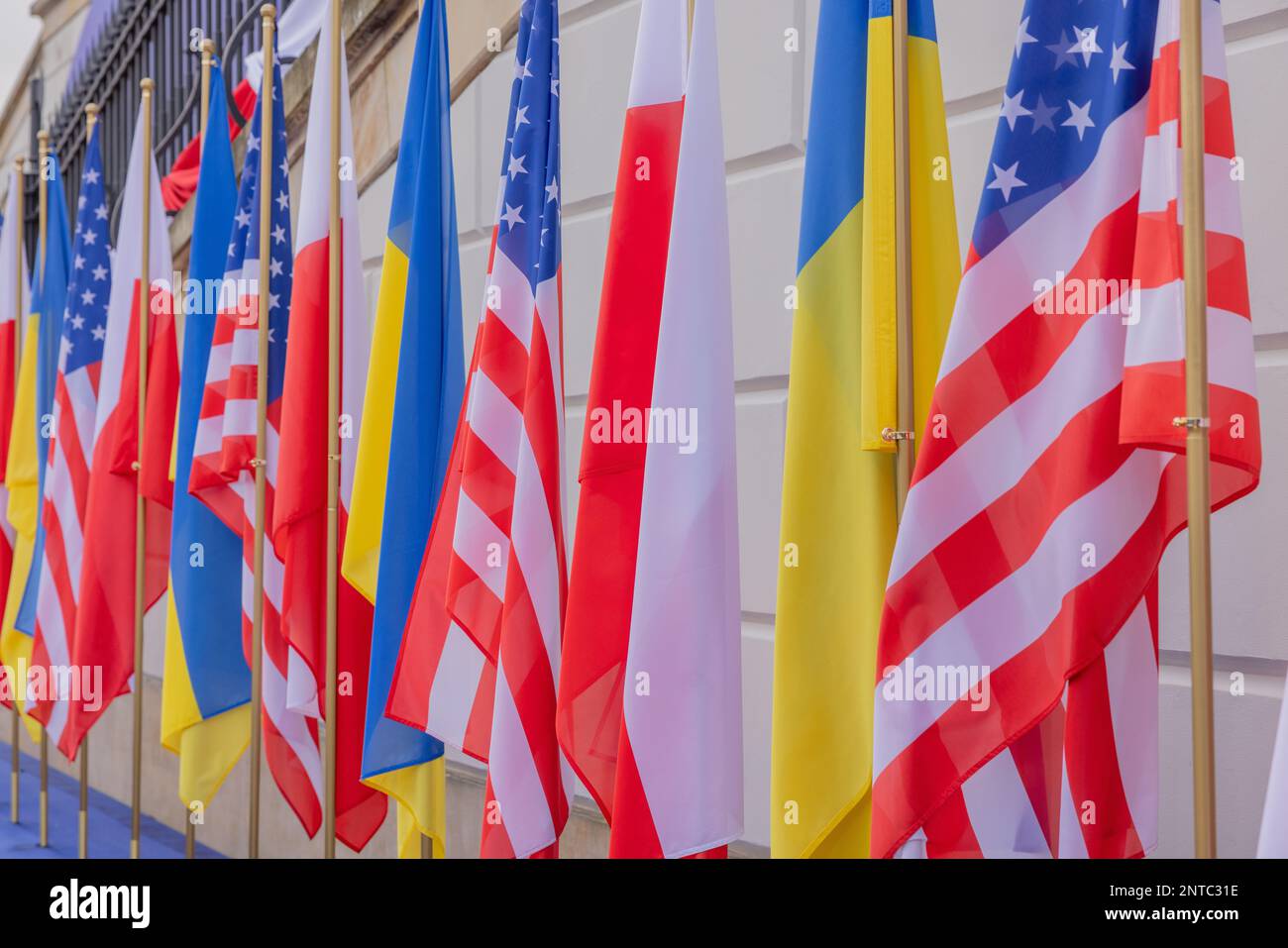 VARSAVIA, POLONIA – 21 febbraio 2023: Le bandiere ucraine, americane e polacche vengono viste prima di un discorso del presidente Joe Biden al Castello reale di Varsavia. Foto Stock