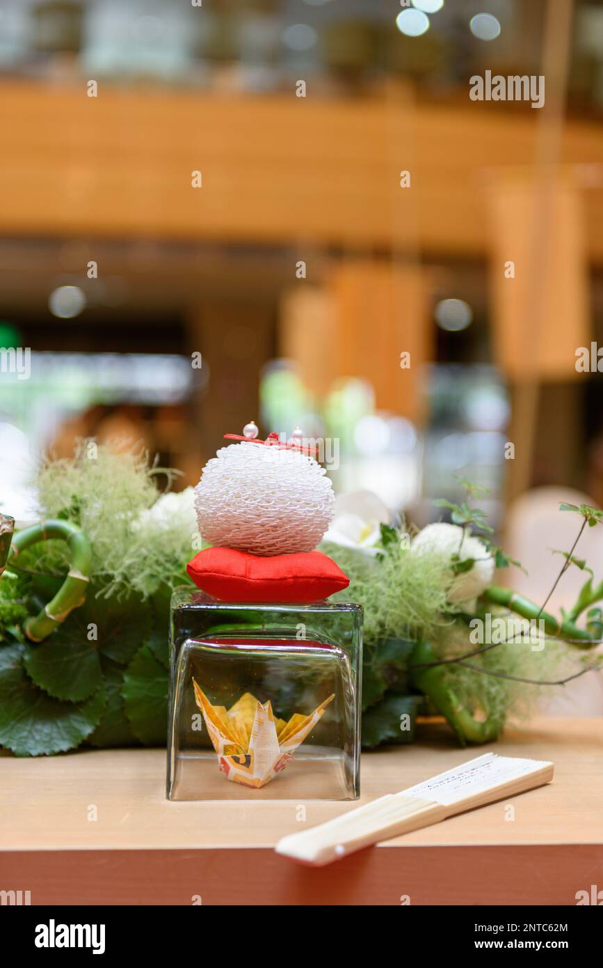 Gru Origami all'interno di un vetro. Decorazione di tavoli da matrimonio in stile giapponese. Foto Stock
