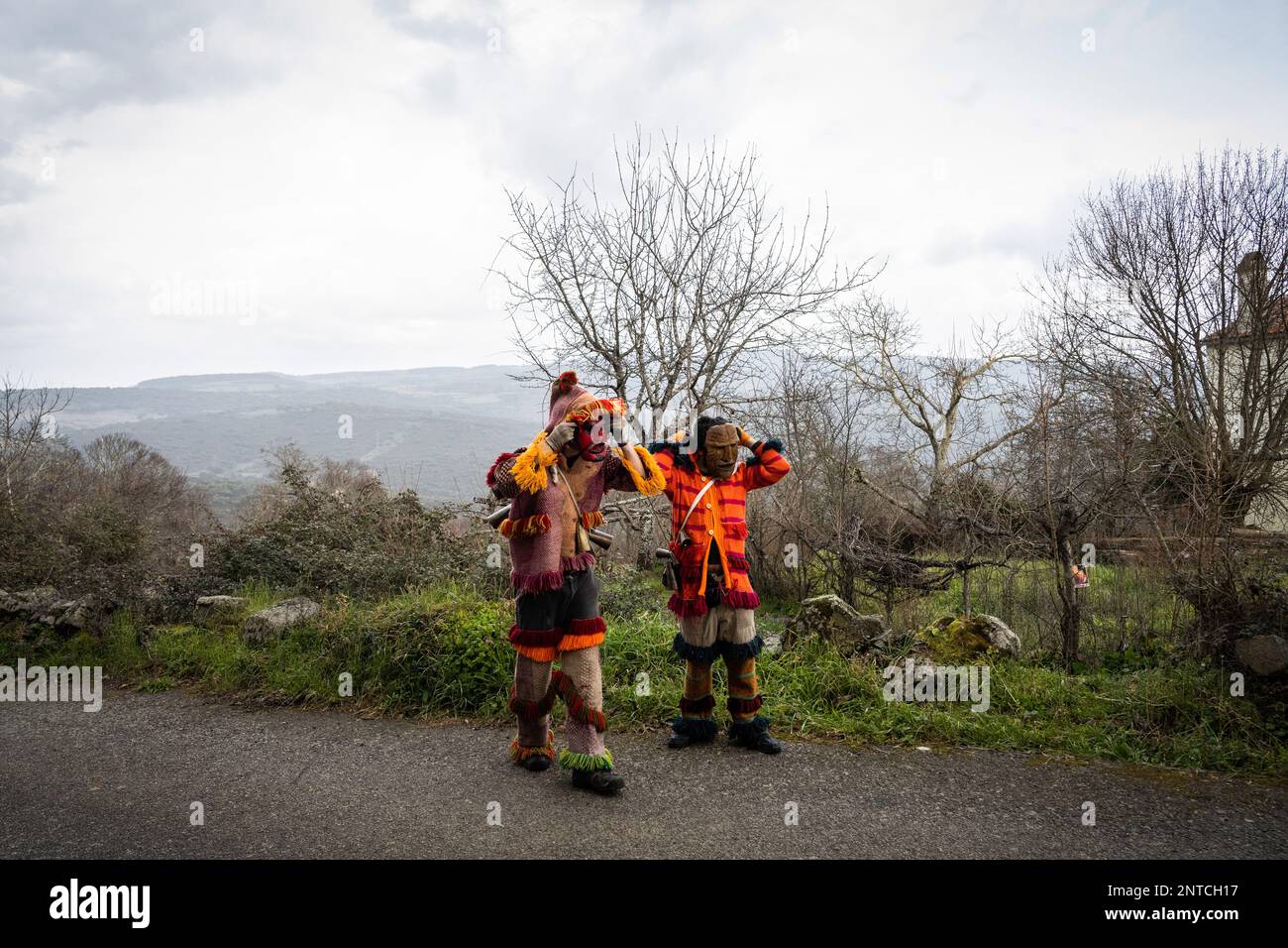 Vila Boa De Ousilhao, Portogallo. 21st Feb, 2023. I festaioli si vestirono come diavoli visti durante la celebrazione del Carnevale a Vila Boa de Ousilhao. Vila Boa de Ousilhao è un piccolo villaggio perso nei monti Tras-os-Montes (nel nord del Portogallo) che conserva l'antica tradizione di celebrare il carnevale (Entruro). I rivelatori indossavano maschere diavolo fatte di legno e vagano per il villaggio in cerca di divertimento. (Foto di Hugo Amaral/SOPA Images/Sipa USA) Credit: Sipa USA/Alamy Live News Foto Stock