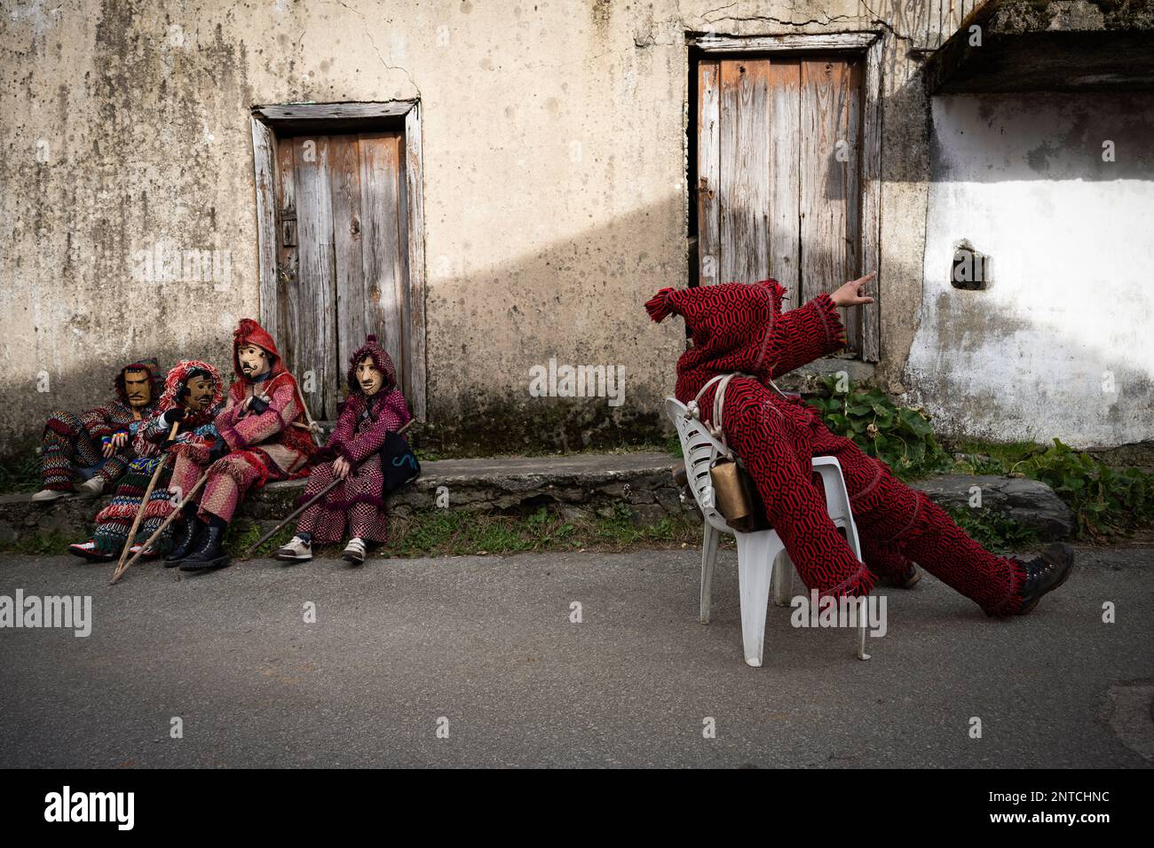 Vila Boa De Ousilhao, Portogallo. 21st Feb, 2023. I festaioli si vestirono come diavoli visti durante la celebrazione del Carnevale a Vila Boa de Ousilhao. Vila Boa de Ousilhao è un piccolo villaggio perso nei monti Tras-os-Montes (nel nord del Portogallo) che conserva l'antica tradizione di celebrare il carnevale (Entruro). I rivelatori indossavano maschere diavolo fatte di legno e vagano per il villaggio in cerca di divertimento. (Foto di Hugo Amaral/SOPA Images/Sipa USA) Credit: Sipa USA/Alamy Live News Foto Stock