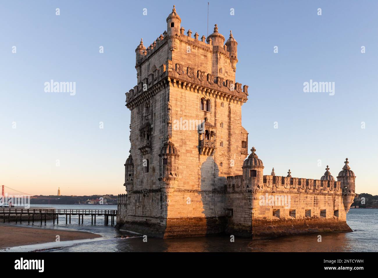 La Torre de Belem, una torre di guardia storica o torre di difesa costruita su una roccia sulle rive del fiume Tago, tramonto nel quartiere di Belem Foto Stock