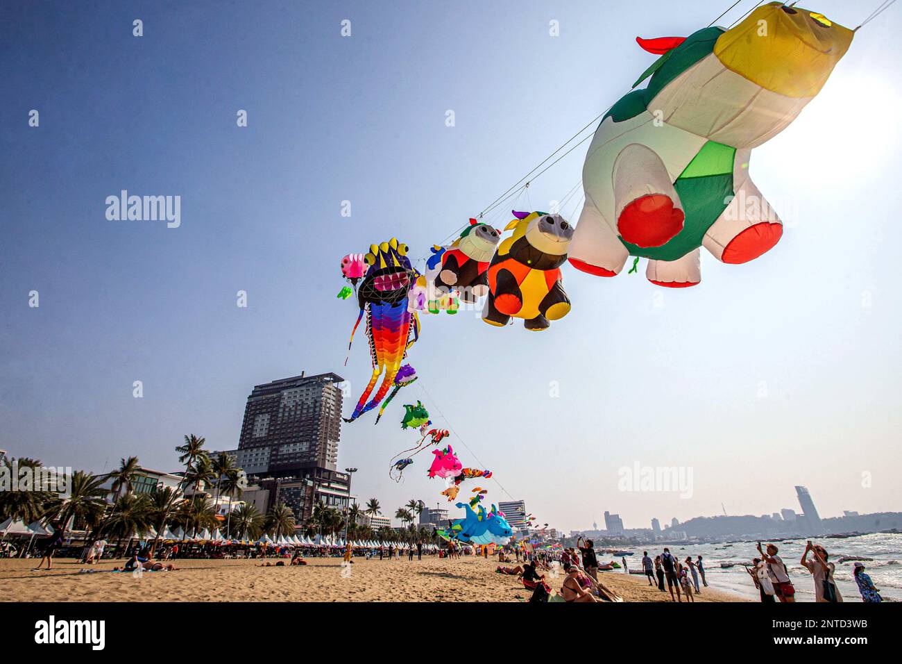 Pattaya, Thailandia. 27th Feb, 2023. I aquiloni sono raffigurati sopra la spiaggia di Pattaya, Thailandia, 27 febbraio 2023. Gli appassionati di aquilone e i turisti si sono riuniti alla spiaggia di Pattaya per godersi il festival internazionale di aquiloni. Credit: Wang Teng/Xinhua/Alamy Live News Foto Stock