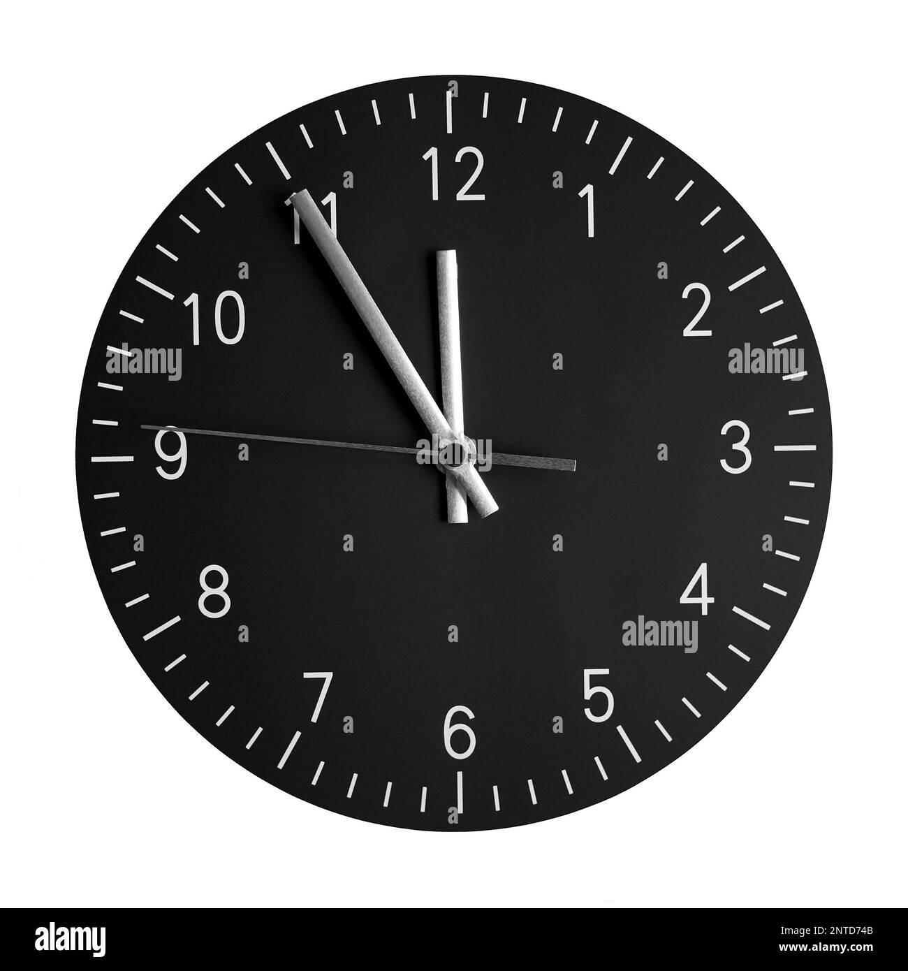 orologio da parete isolato con le sue mani a 5 a 12. concetto per l'alta durata o 5 minuti a mezzanotte Foto Stock