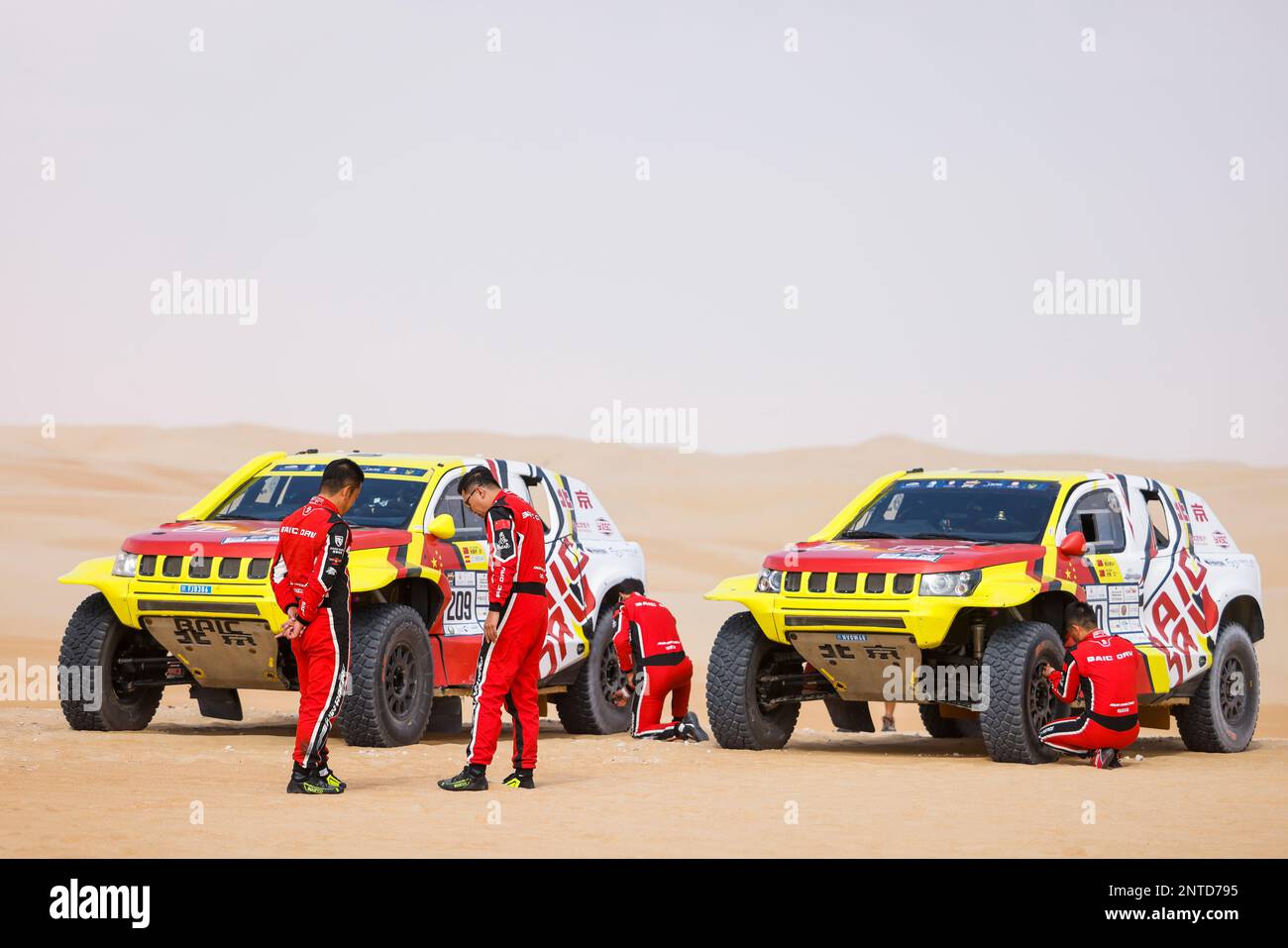 209 ZHANG Guoyu (chn), MENA Oriol (spa), BAIC ORV, BAIC ORV BJ40, FIA W2RC, 210 ZI Yuliang (chn), SHA HE (chn), BAIC ORV, BAIC ORV BJ40, FIA W2RC, Ambiente durante la fase 1 dell'Abu Dhabi Desert Challenge 2023, 2nd° round della stagione 2023 W2RC, il 27 febbraio 2023 tra al Dhannah e Qasr al Sarab, Abu Dhabi - Foto Julien Delfosse / DPPI Foto Stock