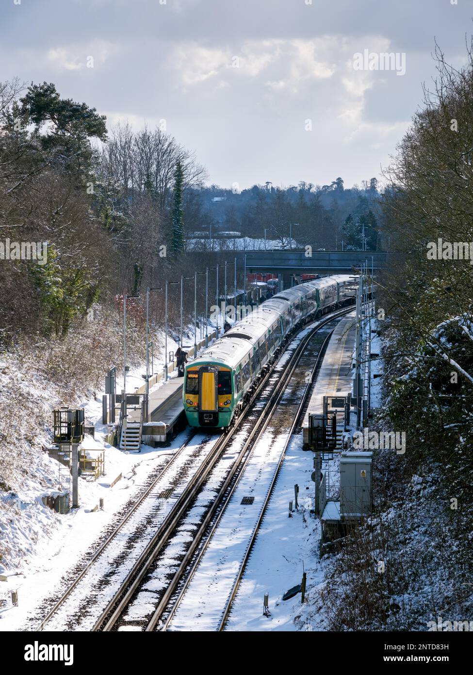 EAST GRINSTEAD, WEST SUSSEX/UK - 27 FEBBRAIO: Treno alla stazione ferroviaria East Grinstead nel East Grinstead West Sussex il 27 febbraio 2018 Foto Stock