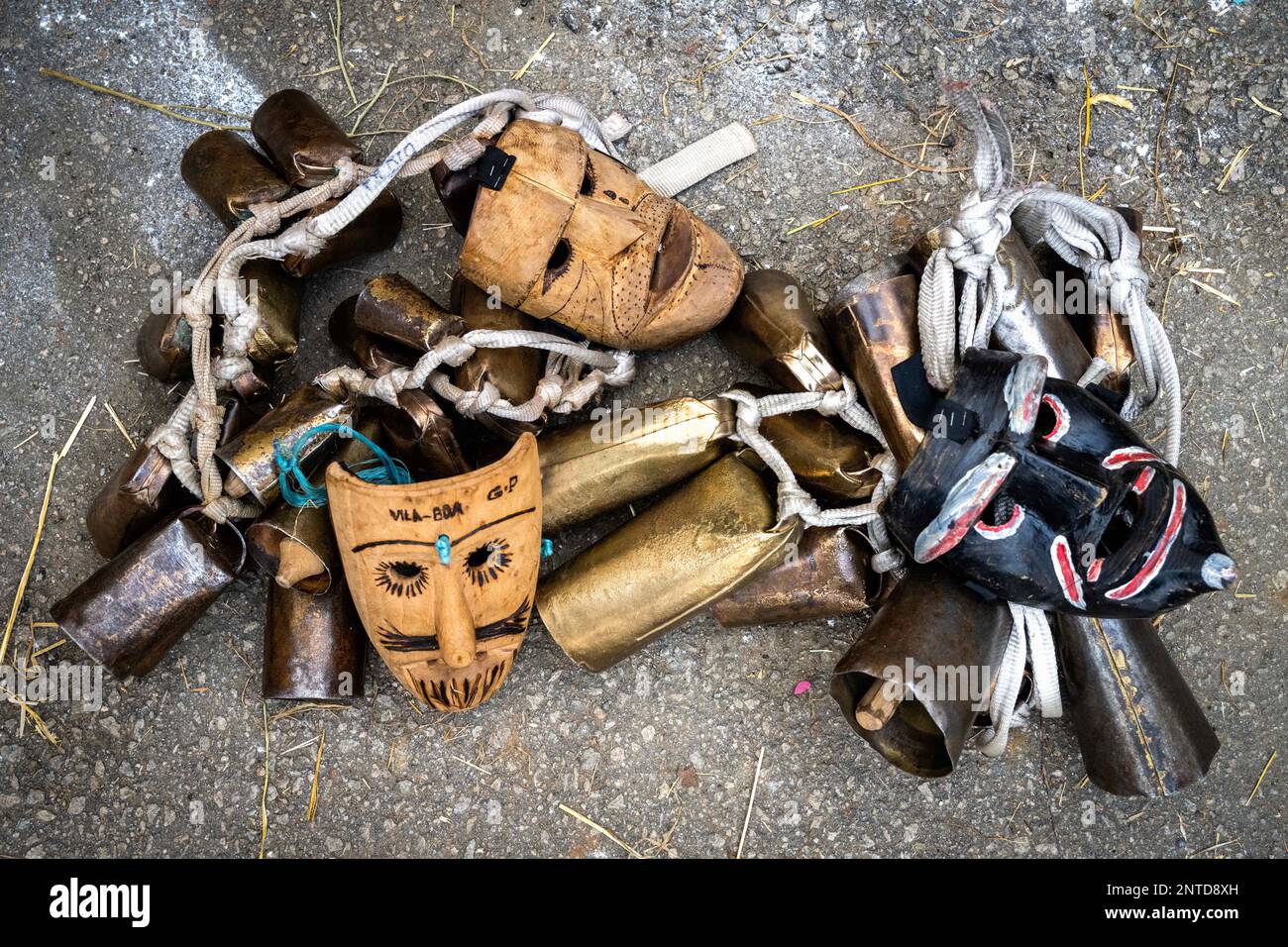 Vila Boa de Ousilhao, Portogallo. 21st Feb, 2023. Maschere diavolo in legno e campane sono viste sul terreno durante il Carnevale di Vila Boa de Ousilhao. Vila Boa de Ousilhao è un piccolo villaggio perso nei monti Tras-os-Montes (nel nord del Portogallo) che conserva l'antica tradizione di celebrare il carnevale (Entruro). I rivelatori indossavano maschere diavolo fatte di legno e vagano per il villaggio in cerca di divertimento. (Credit Image: © Hugo Amaral/SOPA Images via ZUMA Press Wire) SOLO PER USO EDITORIALE! Non per USO commerciale! Foto Stock