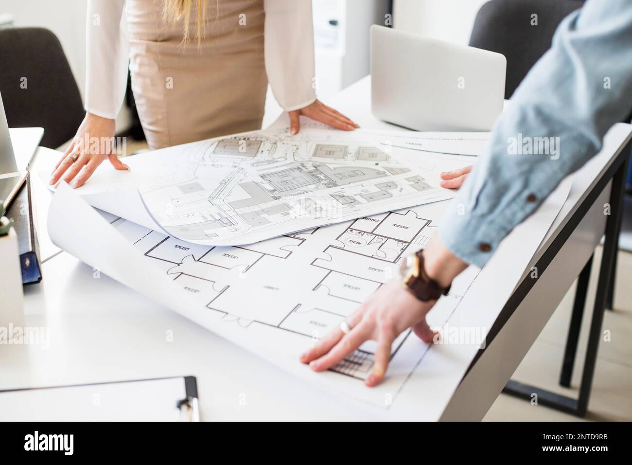 gli architetti progettano di discutere il tavolo con blueprint. Bella foto Foto Stock