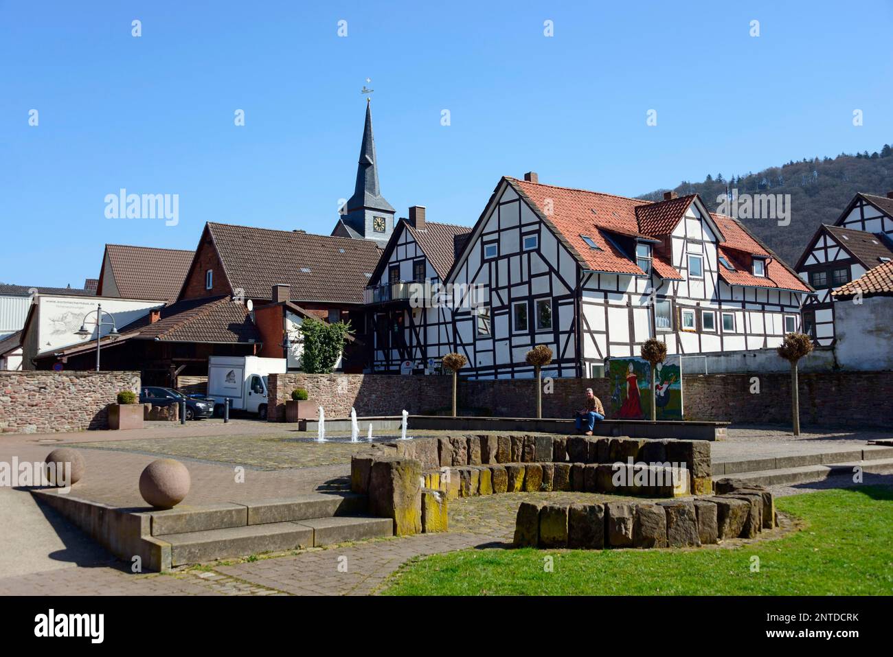 Piazza di fronte al Museo Muenchhausen, Bodenwerder, bassa Sassonia, Germania Foto Stock