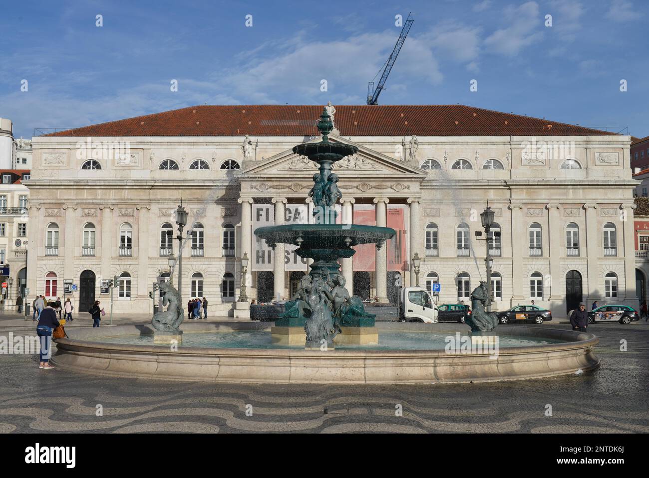 Fontana, Teatro Nazionale Teatro Nacional D. Maria II, Piazza Rossio, Città Vecchia, Lisbona, Portogallo Foto Stock