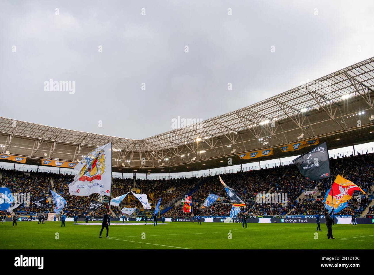 Battitori di bandiera davanti all'inizio di una partita della Bundesliga, Atmospheric, PreZero Arena, Sinsheim, Baden-Wuerttemberg, Germania Foto Stock